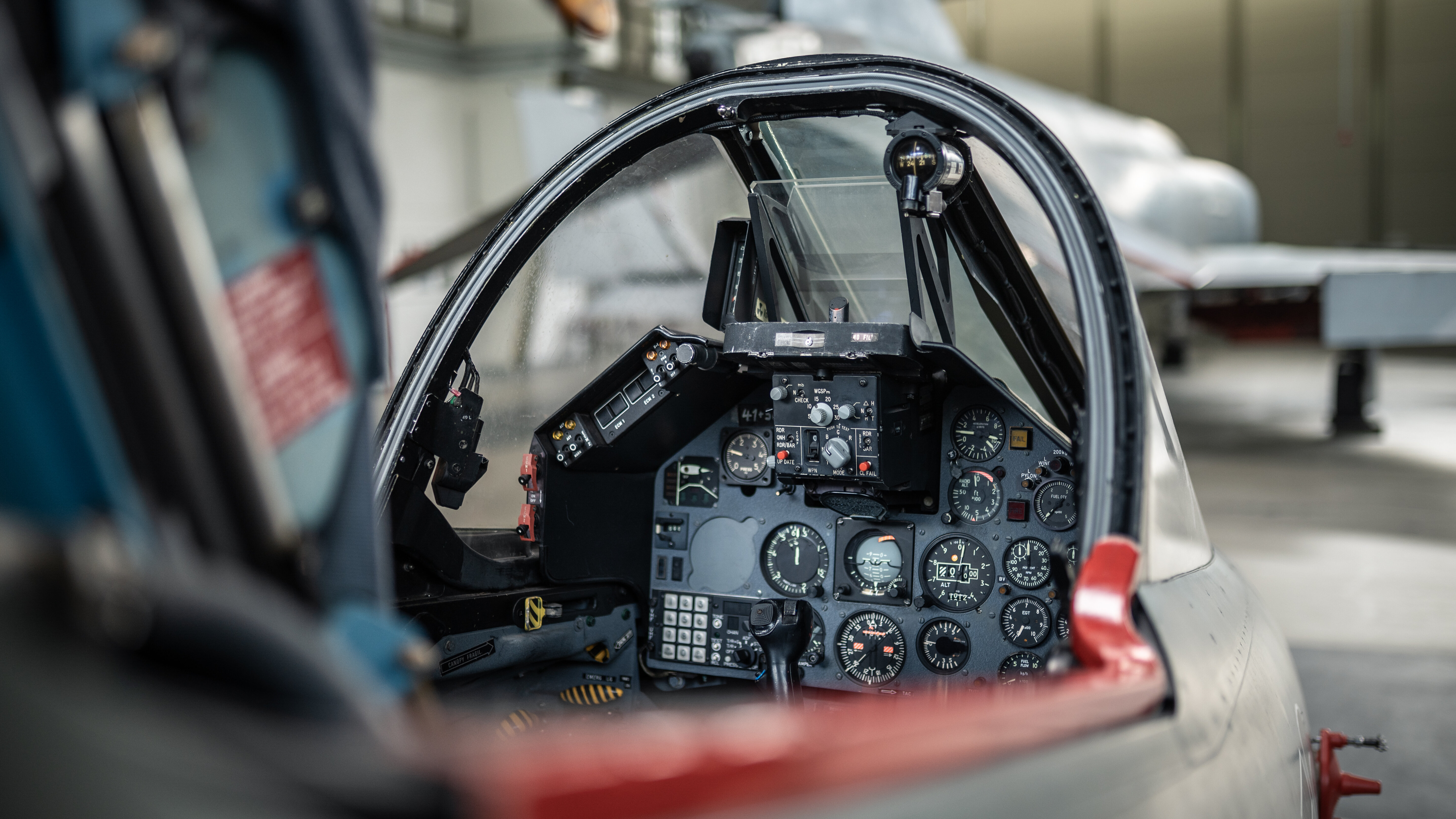 Blick in das geöffnete Cockpit eines Aero L-39 Albatros mit analogem Instrumentenbrett und Schleudersitz. 