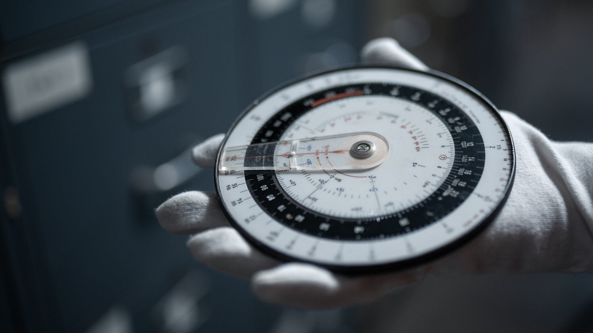 Eine Rechenscheibe zur Berechnung von Navigationsdaten auf der Hand eines Sammlungsmitarbeiters. 