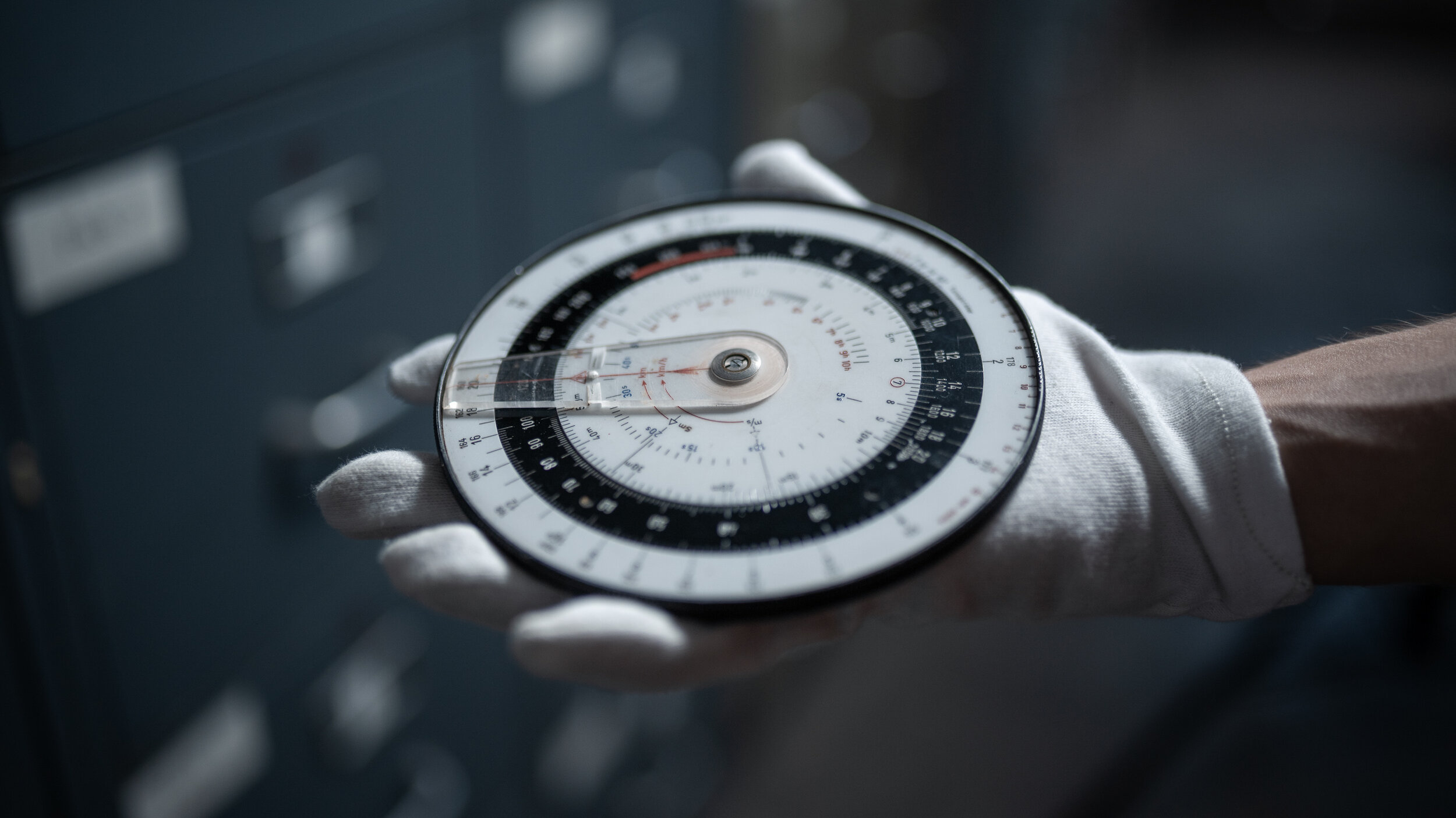 Eine Rechenscheibe zur Berechnung von Navigationsdaten auf der Hand eines Sammlungsmitarbeiters. 
