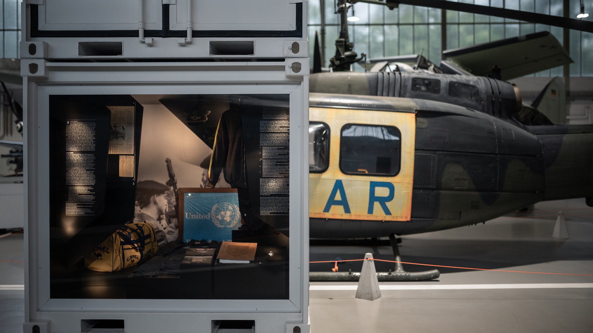 Im Vordergrund eine Vitrine zur frühen Einsatzzeit der Bundeswehr nach der Wiedervereinigung. 