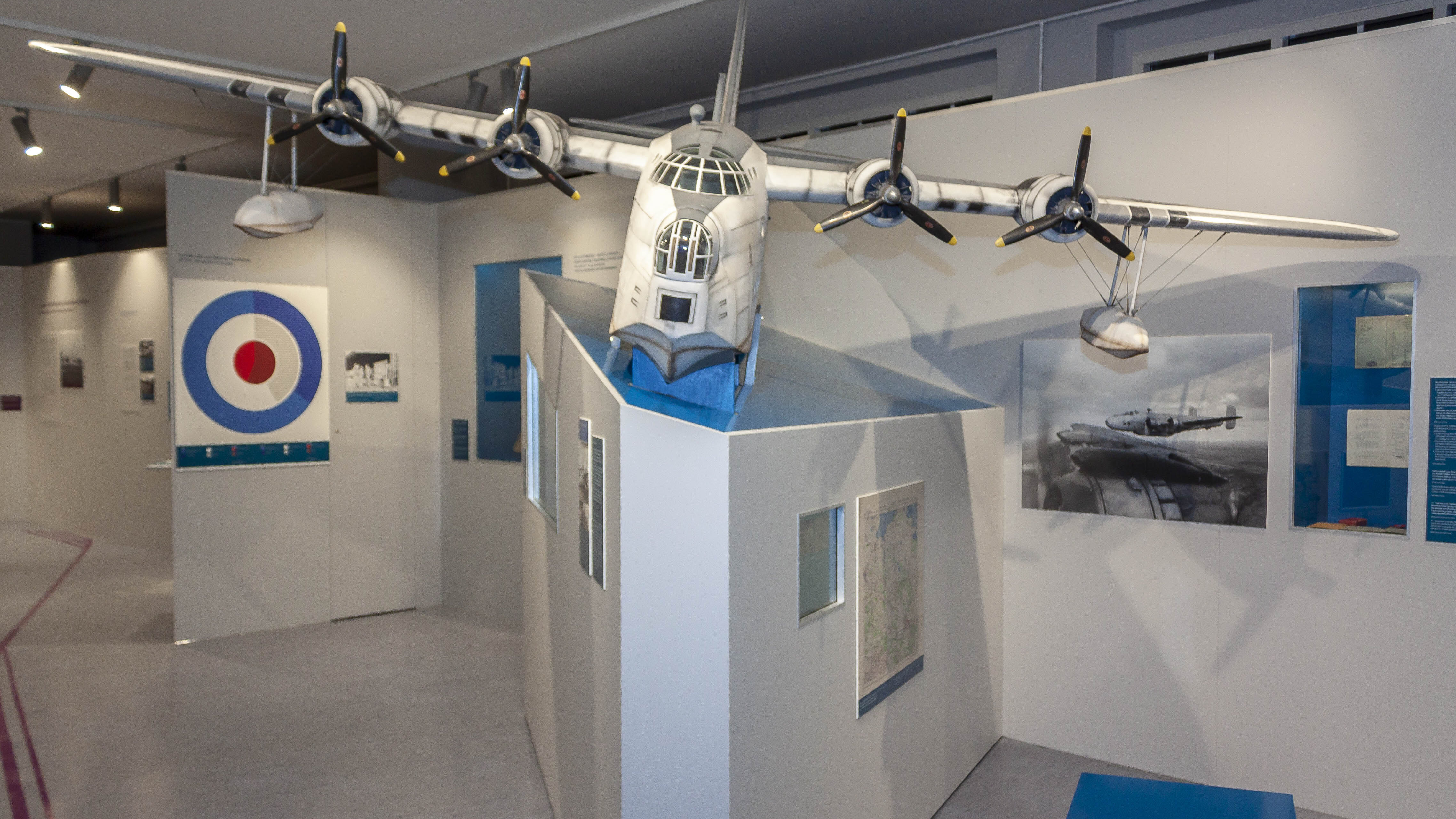 Modell des Flugbootes Short Sunderland auf Podest, umgeben von Informationen zur Luftbrücke in Gatow. 