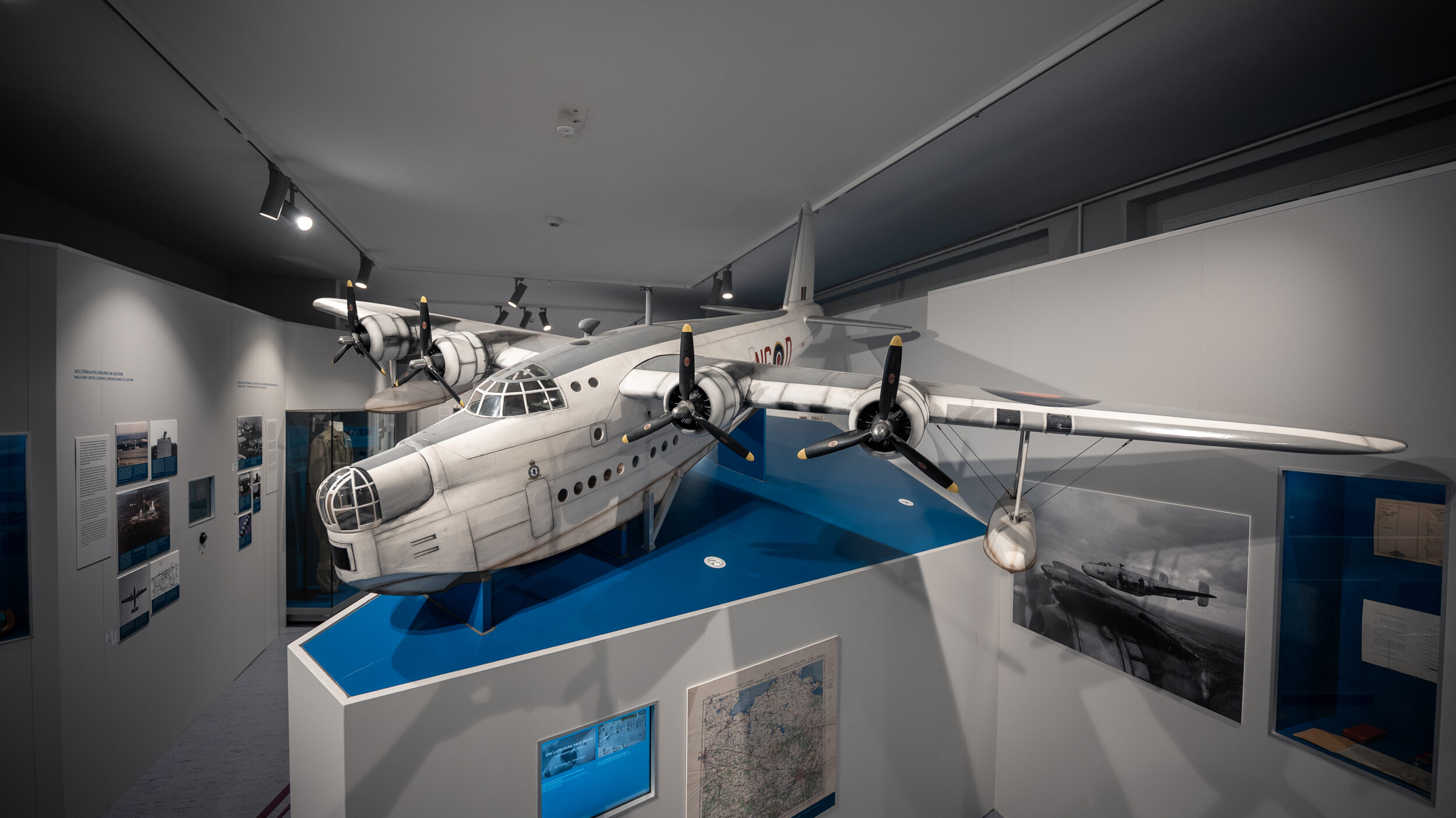 Auf einem Podest mit Medienstation und Vitrinen thront das detailgetreue Modell eines Short Sunderland-Flugbootes. 