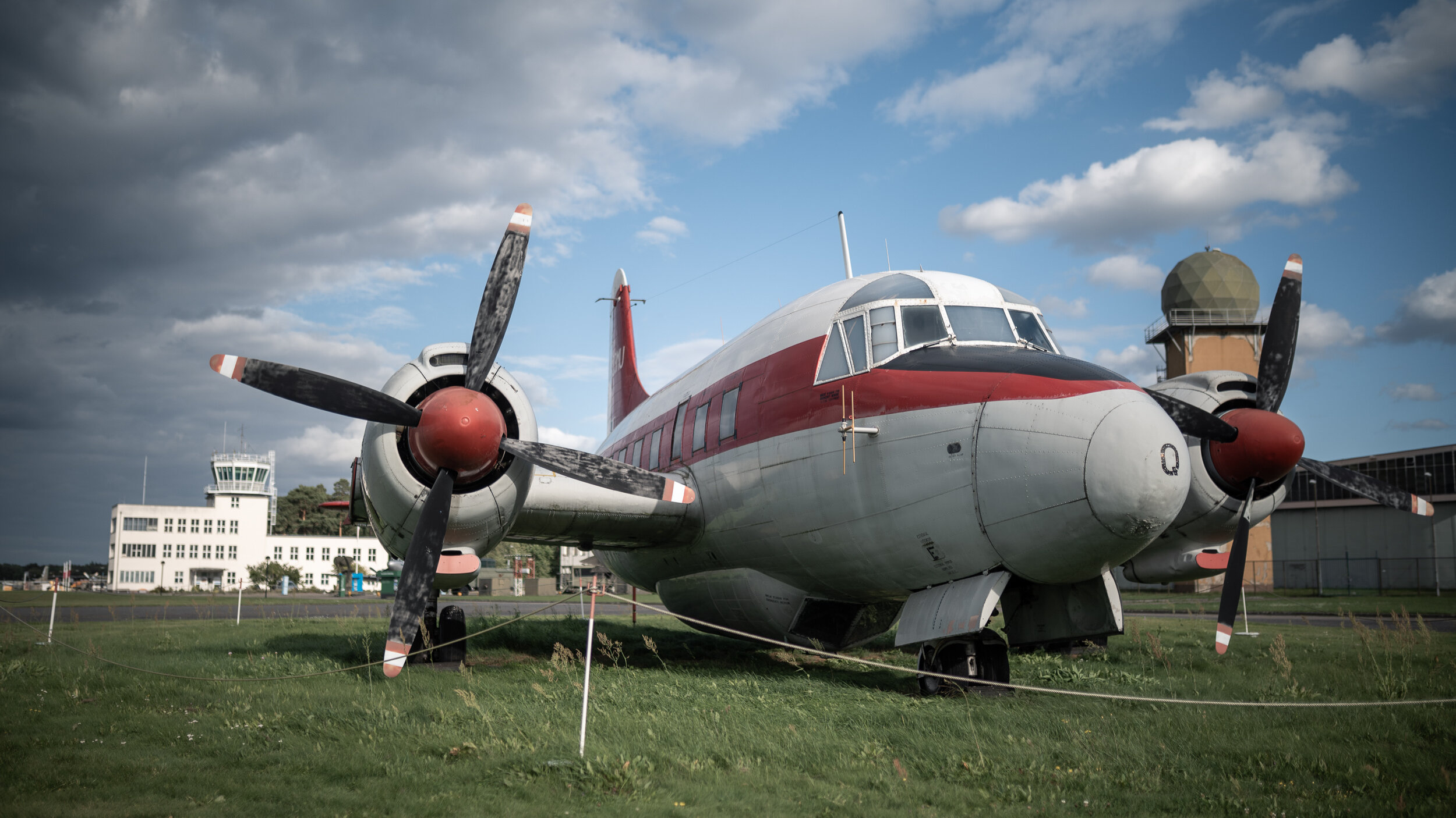 Das Schulflugzeug Vickers Varsity in rot-weißer Lackierung – ohne Tragflächen – auf einer Rasenfläche.  