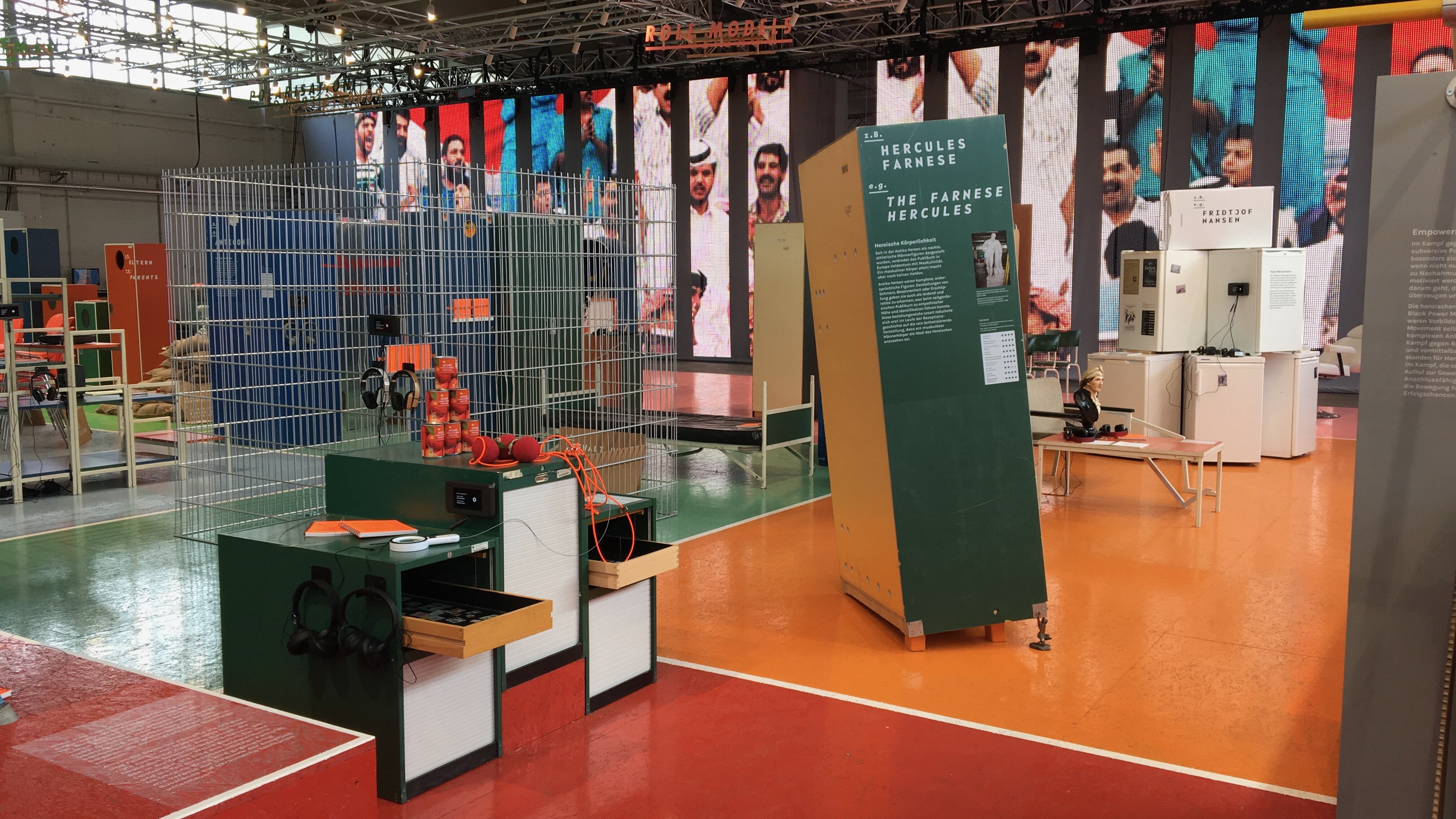 Blick in die Ausstellung mit verschiedenen Inszenierungsmodulen. 