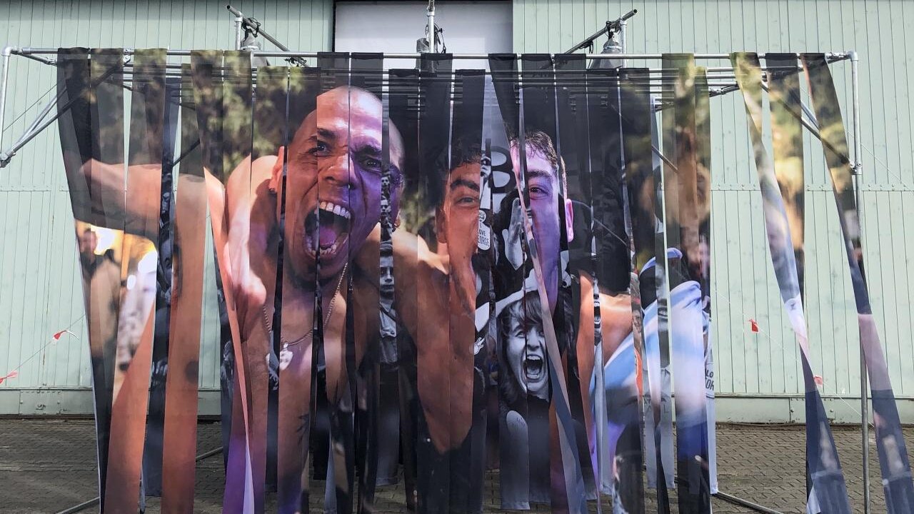Eingang zur Ausstellung durch großformatige Fotobanner. 