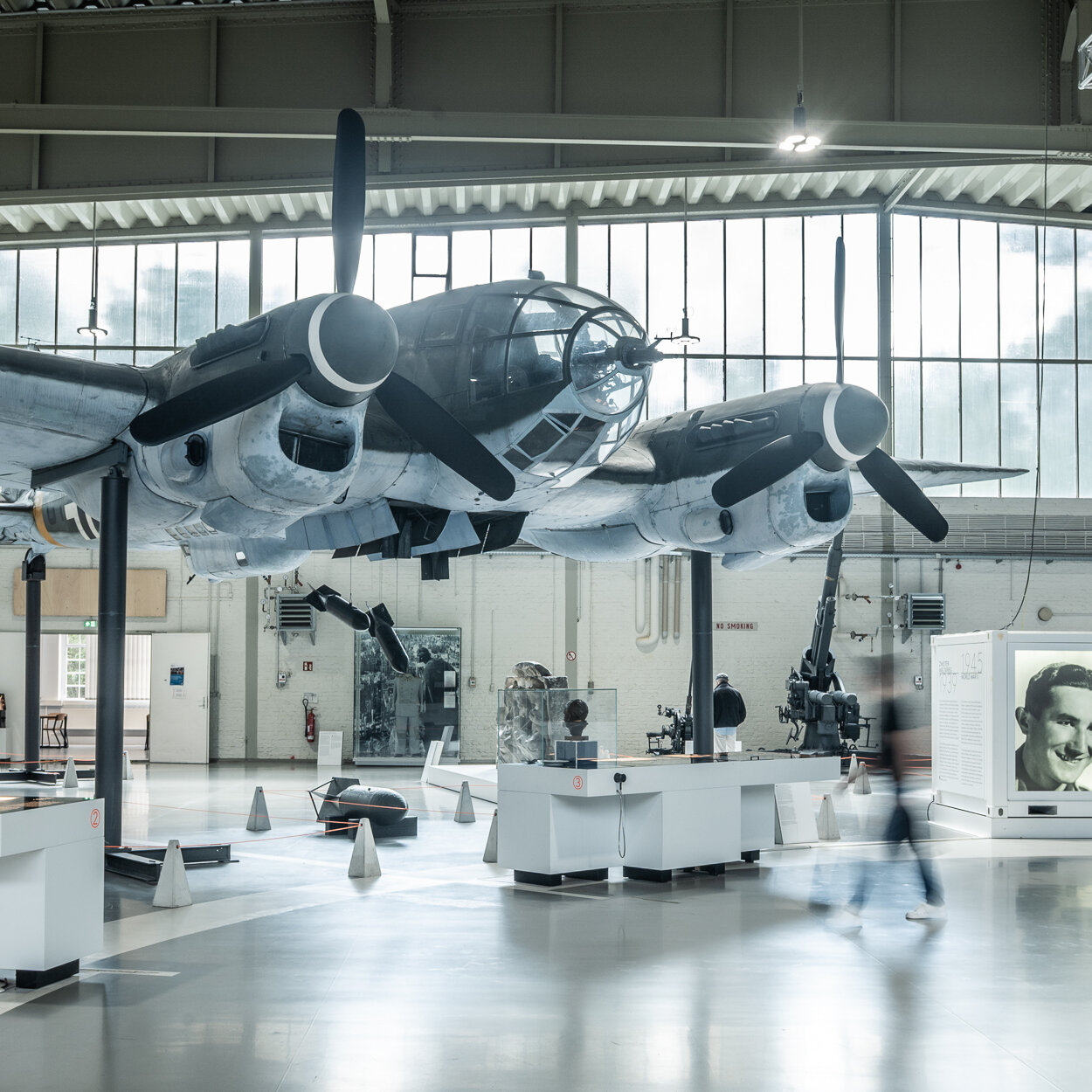 Das Bild zeigt unter anderem die CASA C-2.111B (Heinkel He 111) und die die Flugabwehrkanone 37 (8,8 cm). 