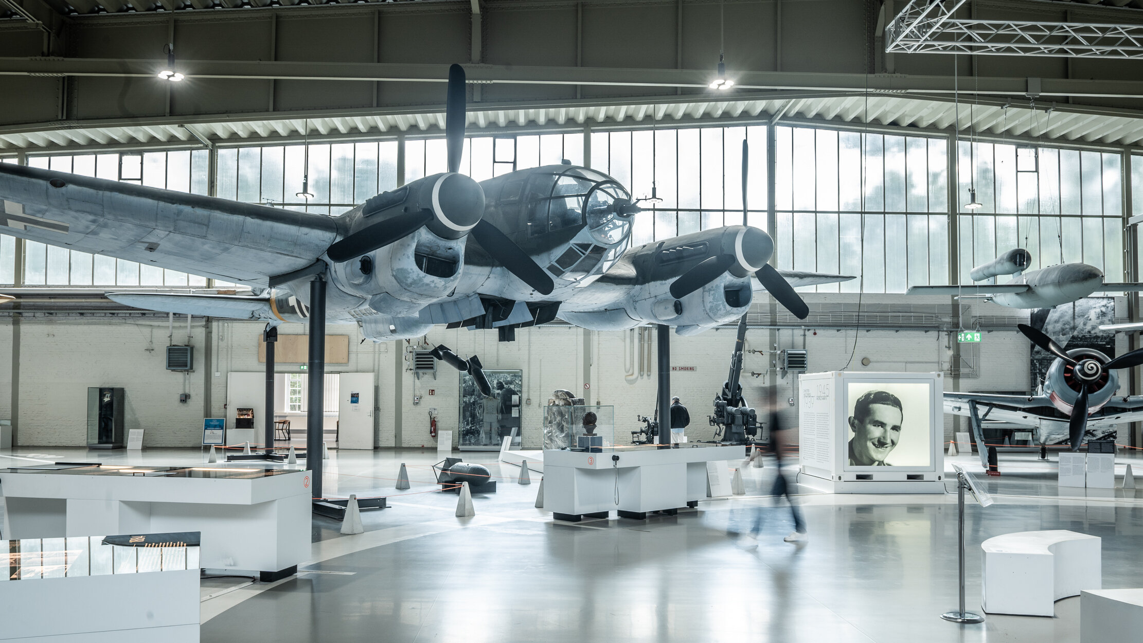 Das Bild zeigt unter anderem die CASA C-2.111B (Heinkel He 111) und die die Flugabwehrkanone 37 (8,8 cm). 