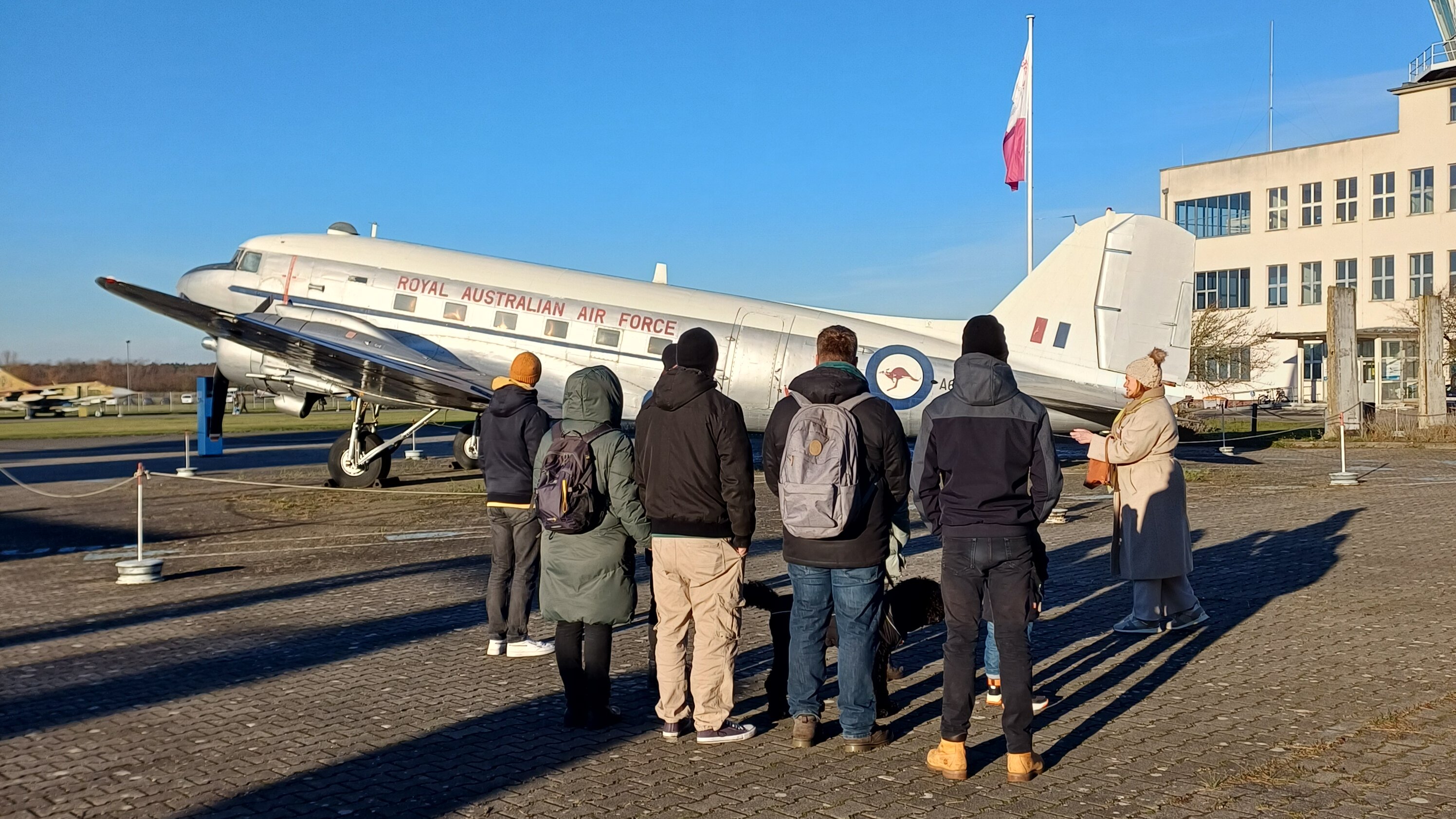 Das Bild zeigt eine Besuchergruppe vor einem sogenannten Rosinenbomber. 