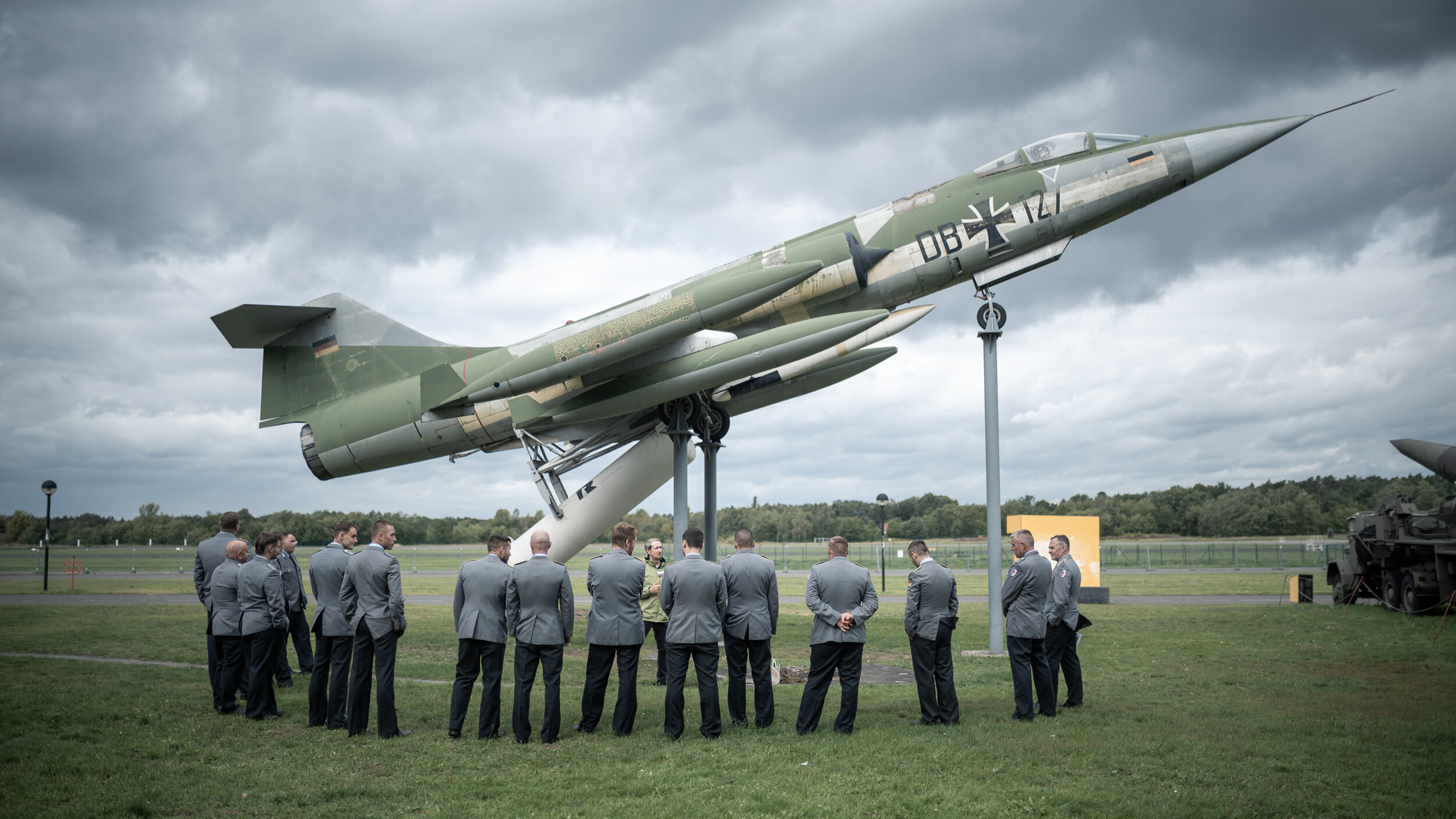 Eine Gruppe Heeressoldaten in grauer Uniform steht vor dem aufgebockten Bundeswehr ZELL-Starfighter.  