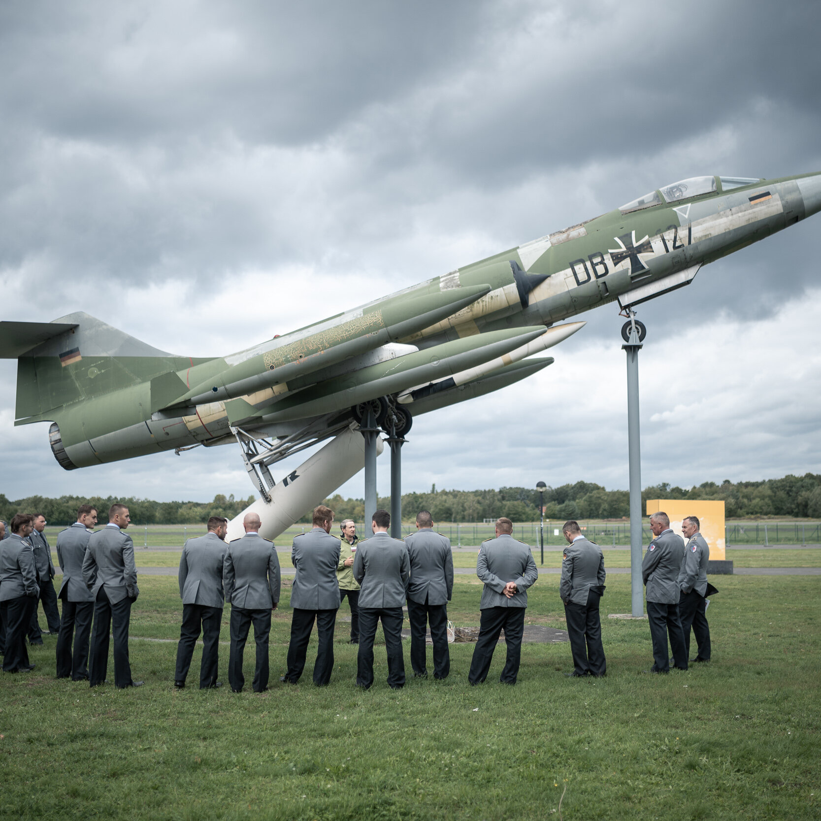 Eine Gruppe Heeressoldaten in grauer Uniform steht vor dem aufgebockten Bundeswehr ZELL-Starfighter.  