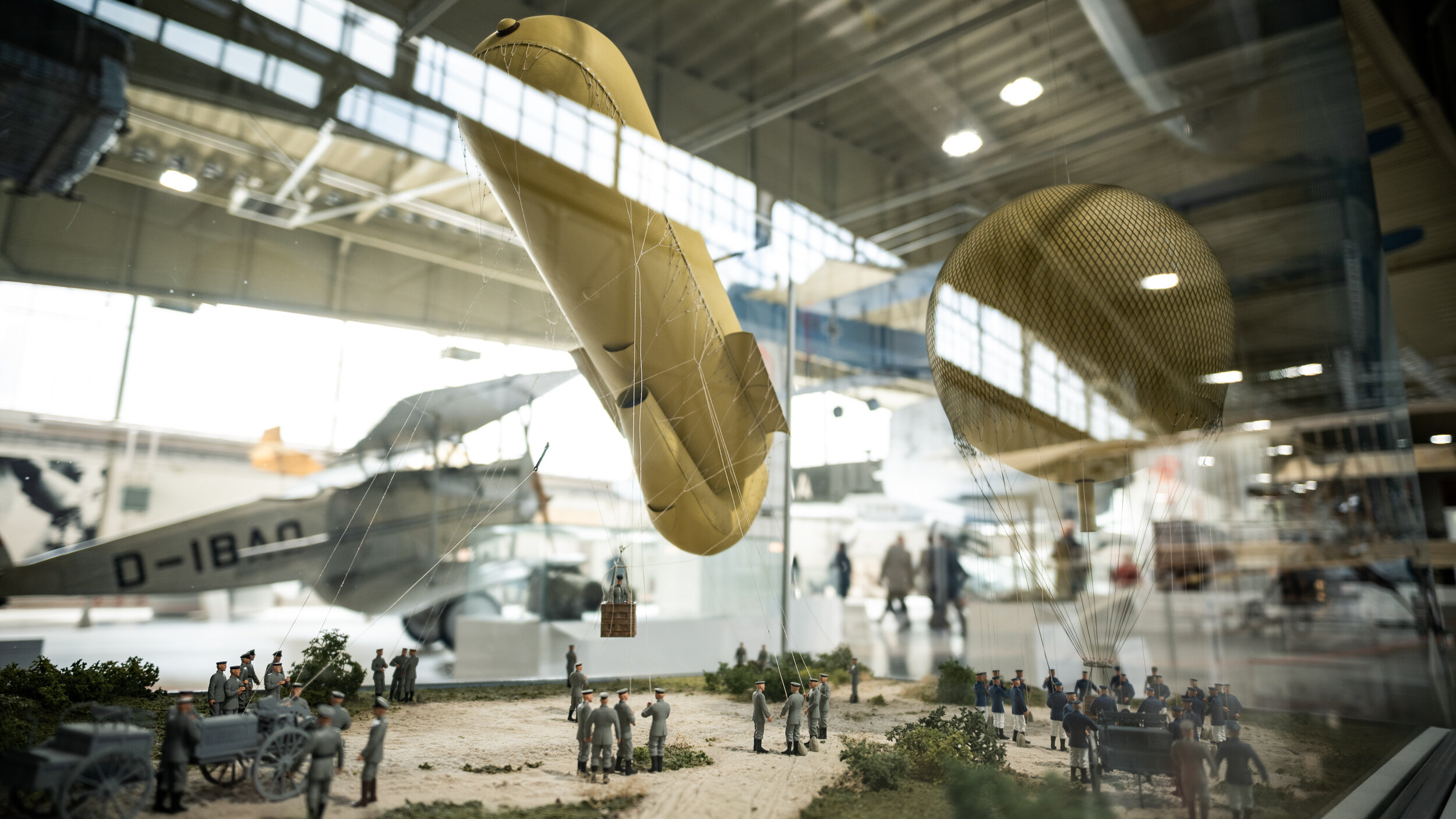 Blick durch die Vitrine mit Modellen von Kugel- und Drachenballonen. 