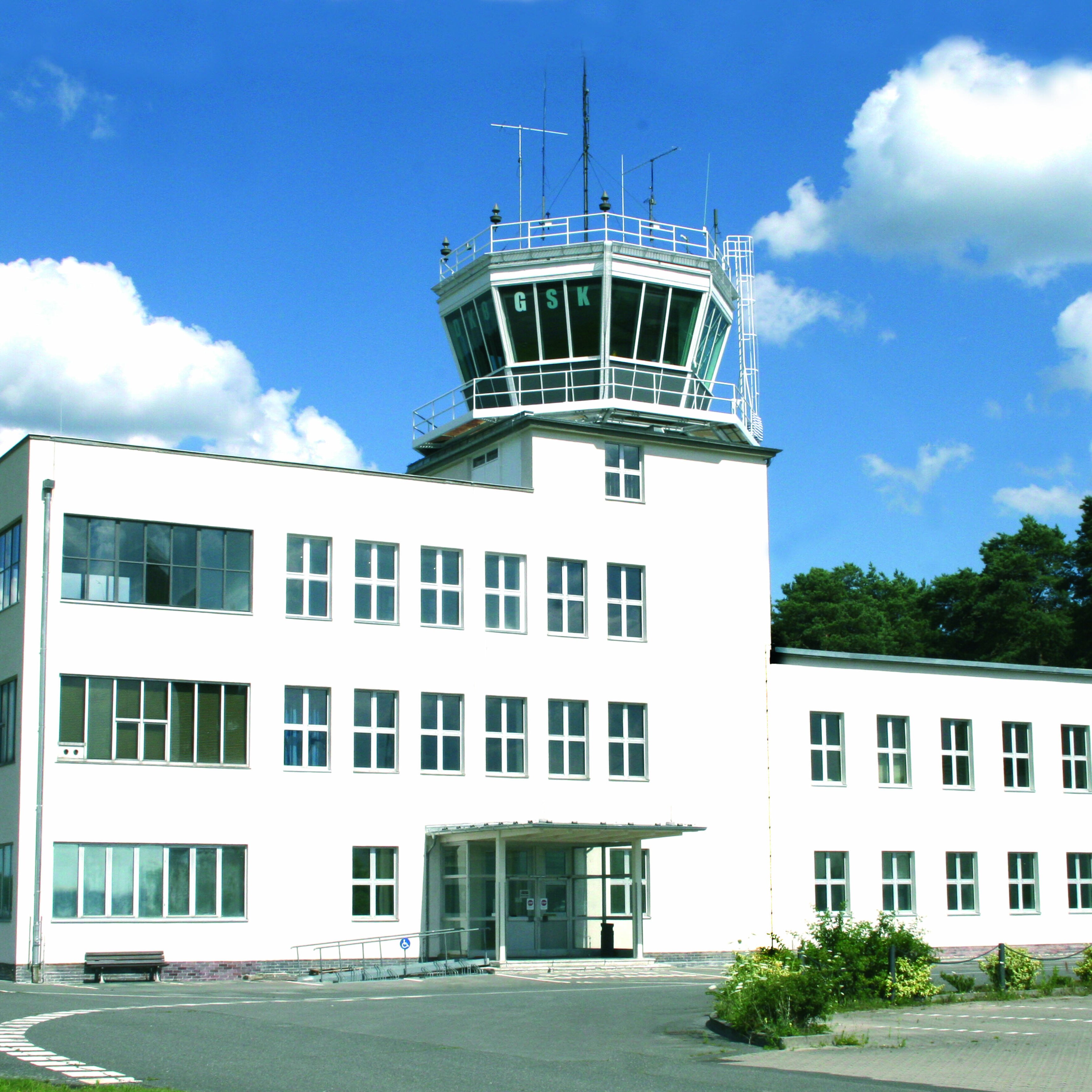 Ansicht des Towergebäudes im Sonnenschein. 