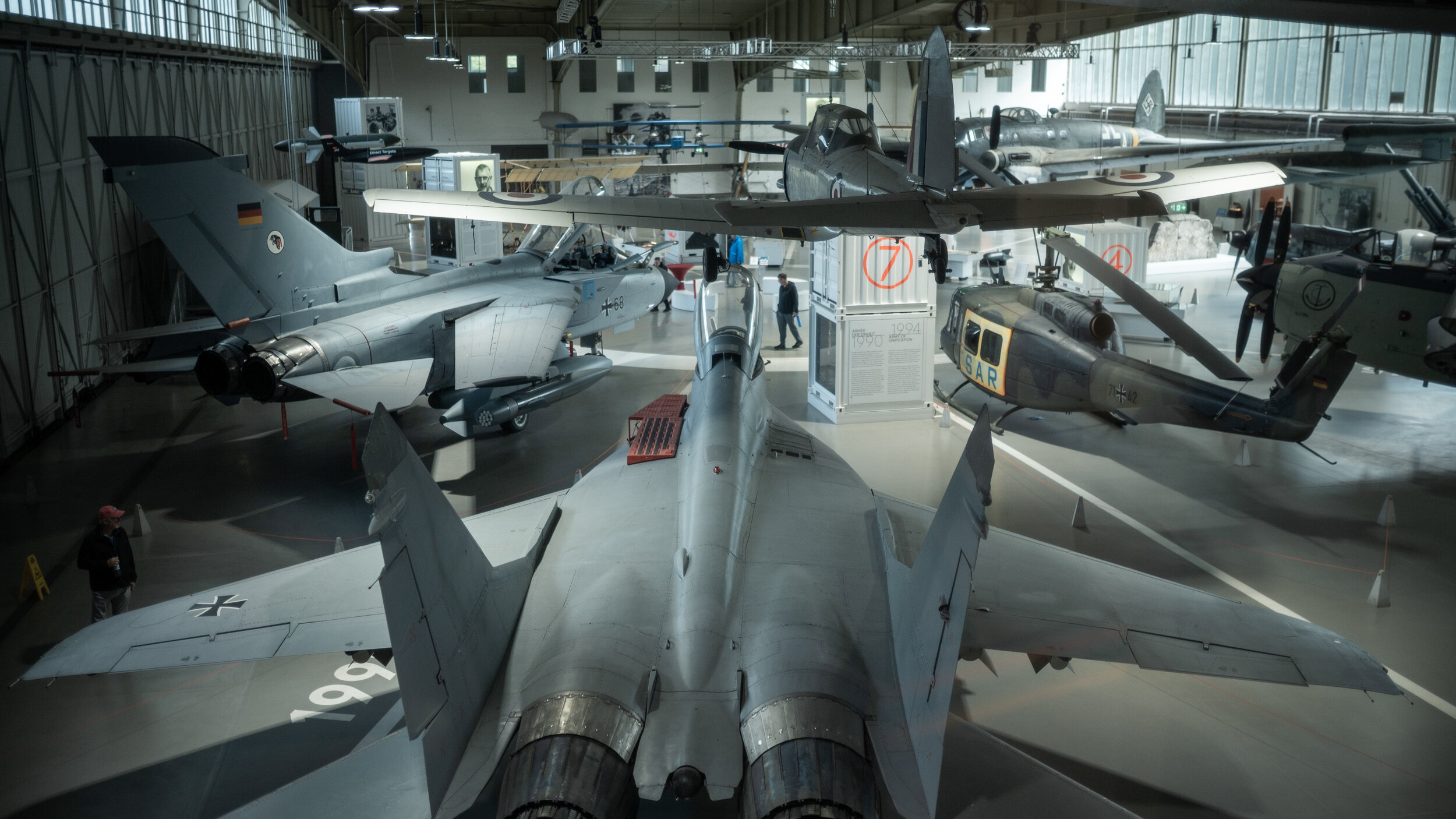 MiG-29 im Vordergrund (Heckansicht) in der Dauerausstellung, dahinter ein PA-200 Tornado. 