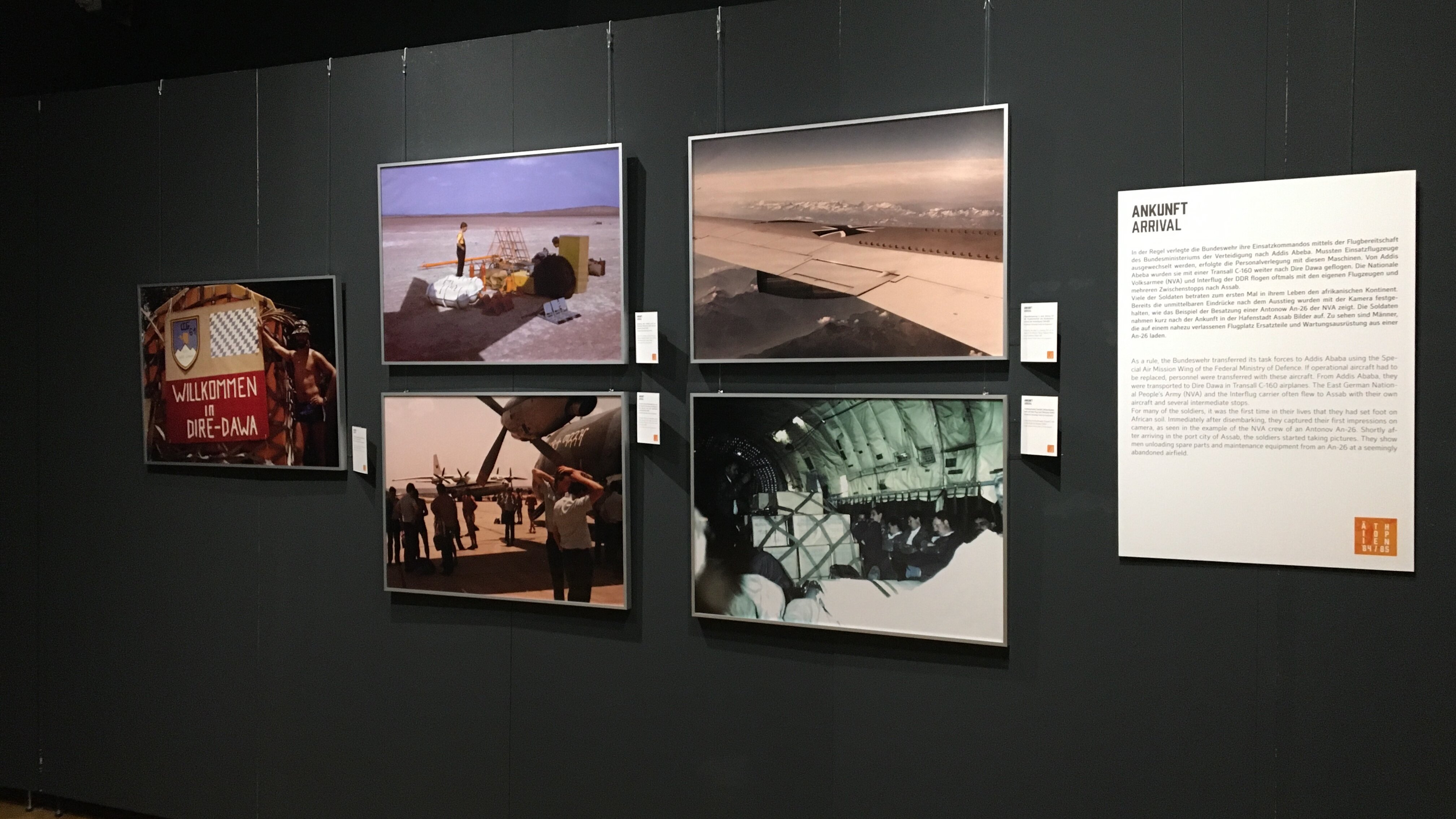 Schwarze Wand mit Farbfotos von der Ankunft der bundesdeutschen Transportflieger in Äthiopien. 