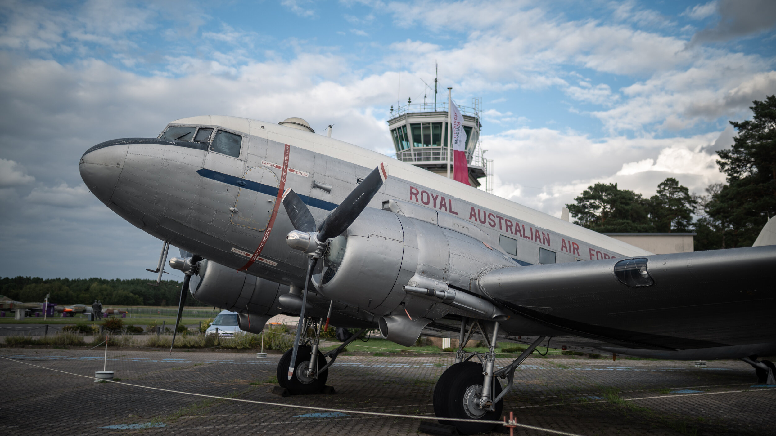 Die Douglas DC-3 der Royal Australian Air Force auf dem Museumsgelände vor dem Towergebäude. 