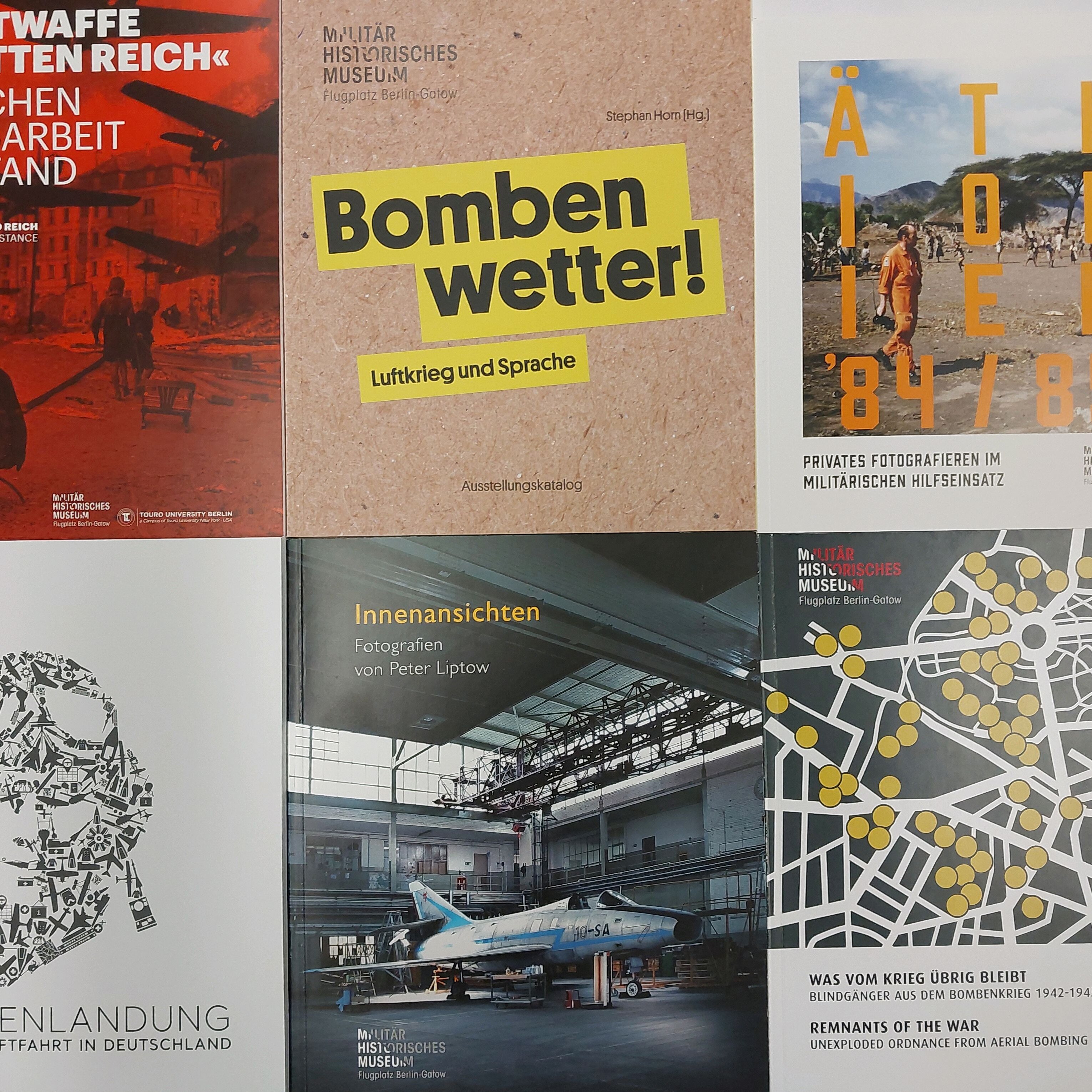 Das Foto zeigt sechs Titelseiten von Ausstellungskatalogen. 