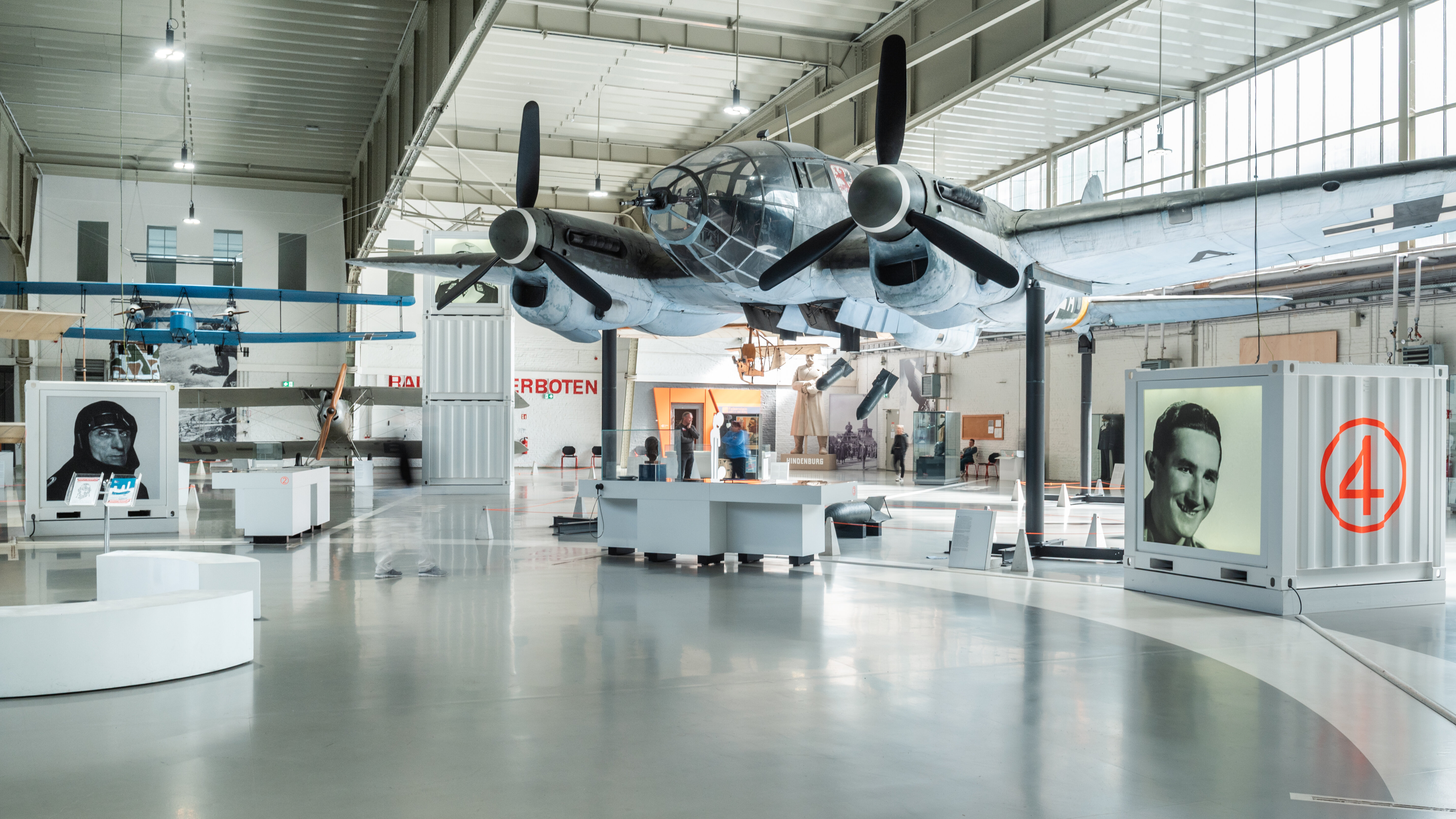 Das Bild zeigt eine CASA C-2.111B, ein spanischer Lizenzbau der Heinkel He 111, in der Dauerausstellung, aufgeständert in der Bildmitte. 