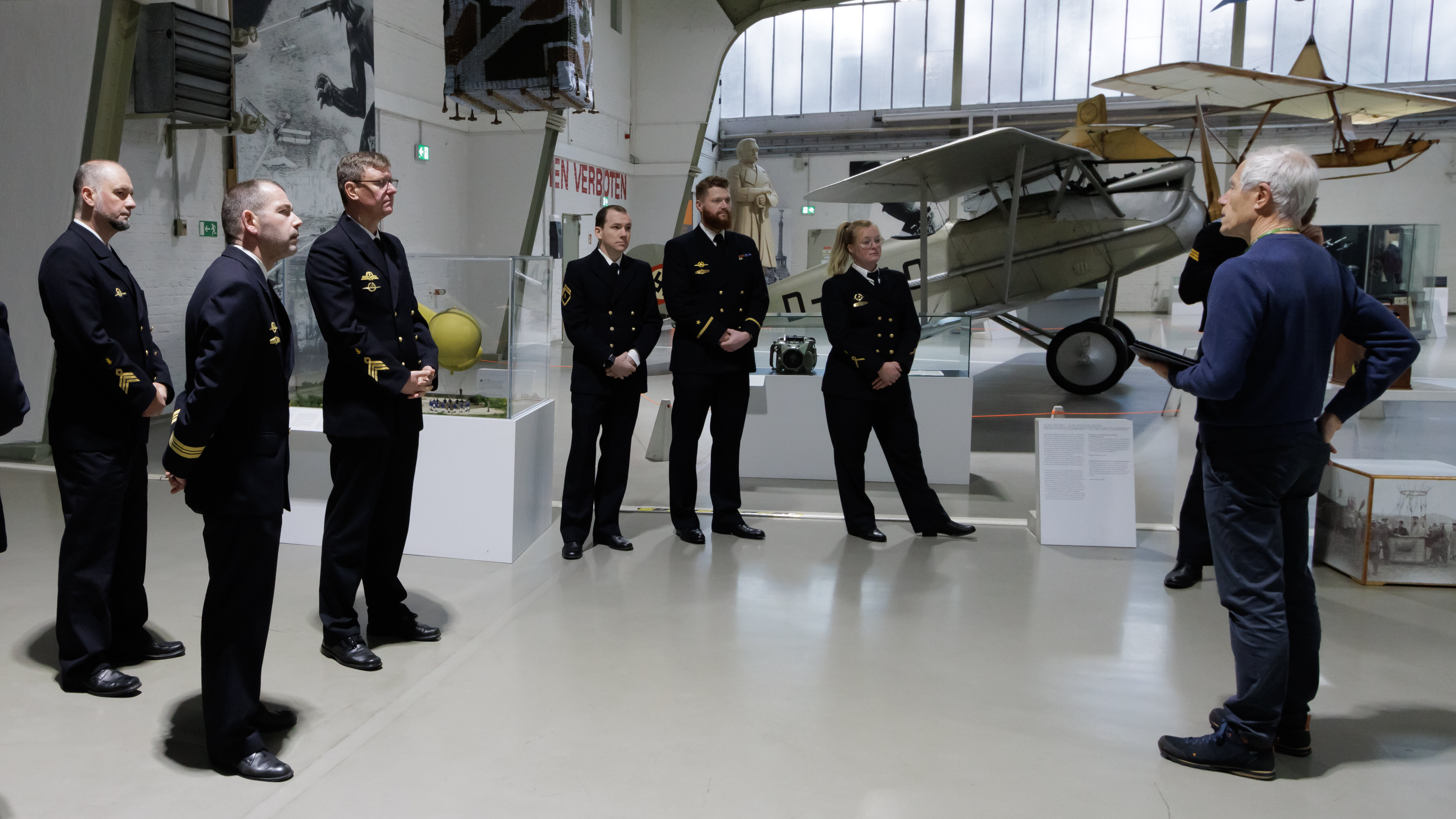 Mehrere uniformierte Marineoffiziere stehen in der Dauerausstellung im Segment Erster Weltkrieg.  