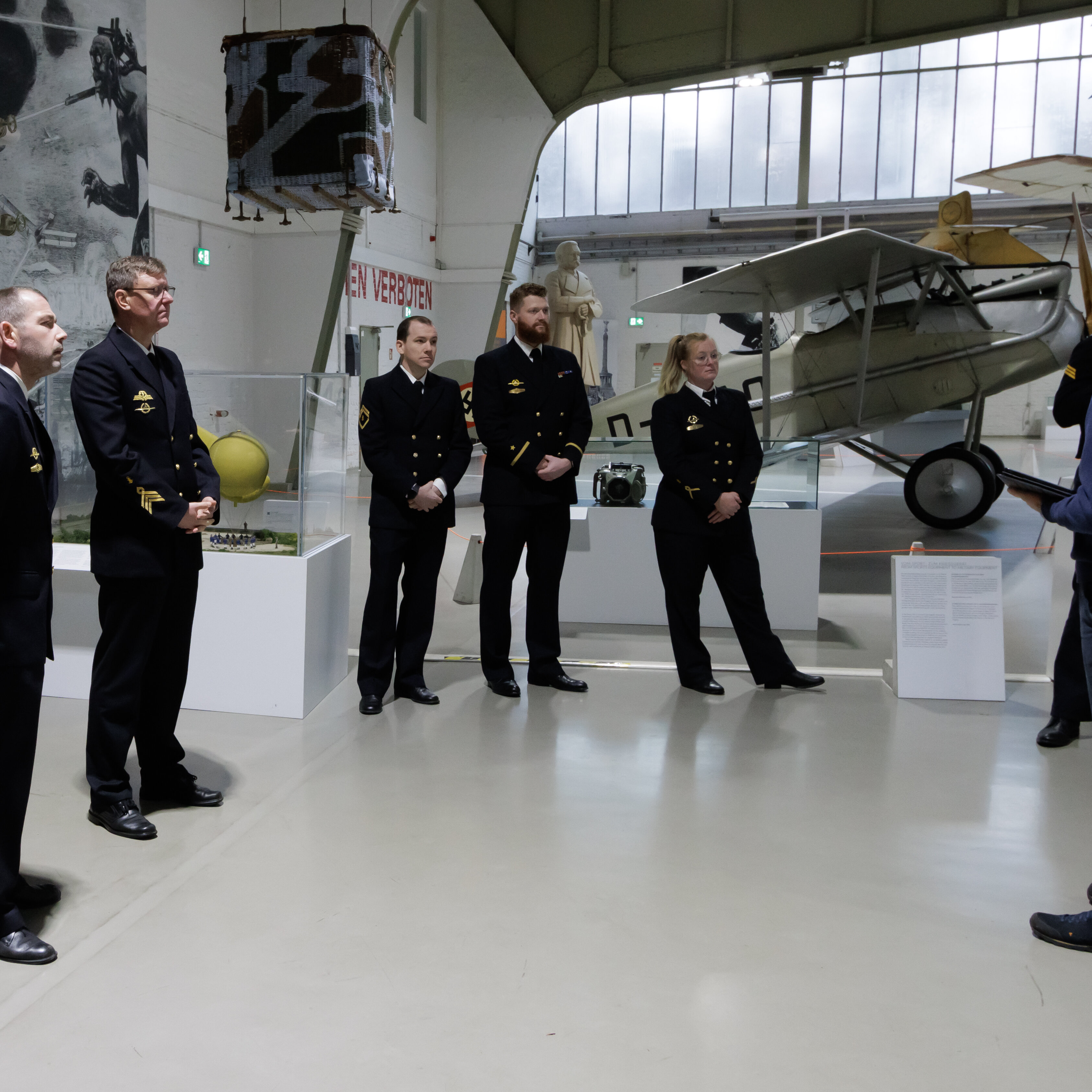 Několik námořních důstojníků v uniformách stojí v části věnované první světové válce v rámci stálé expozice.