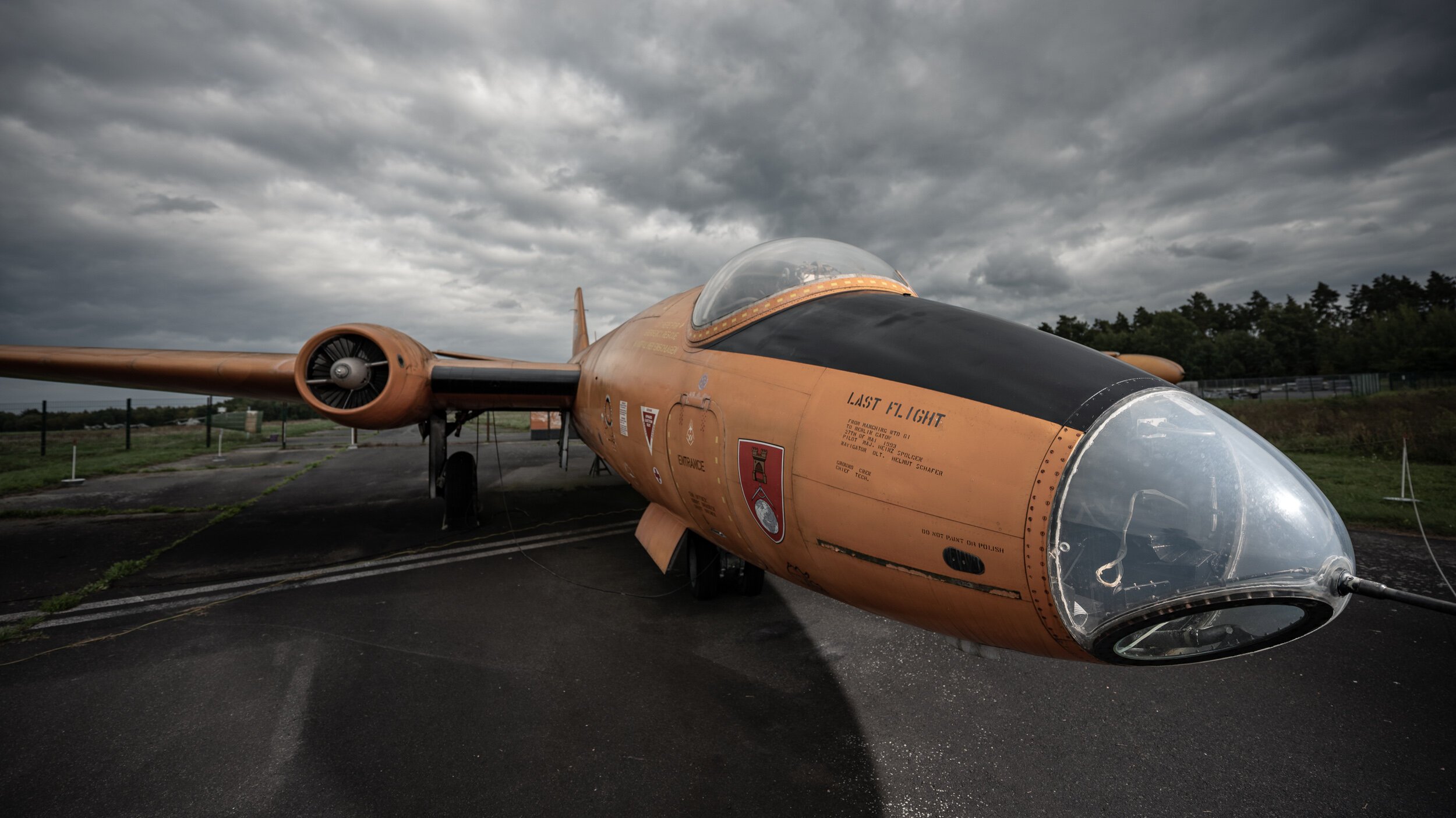 Nahaufnahme einer orangefarbenen English Electric Canberra mit gläserner Bugkanzel. 
