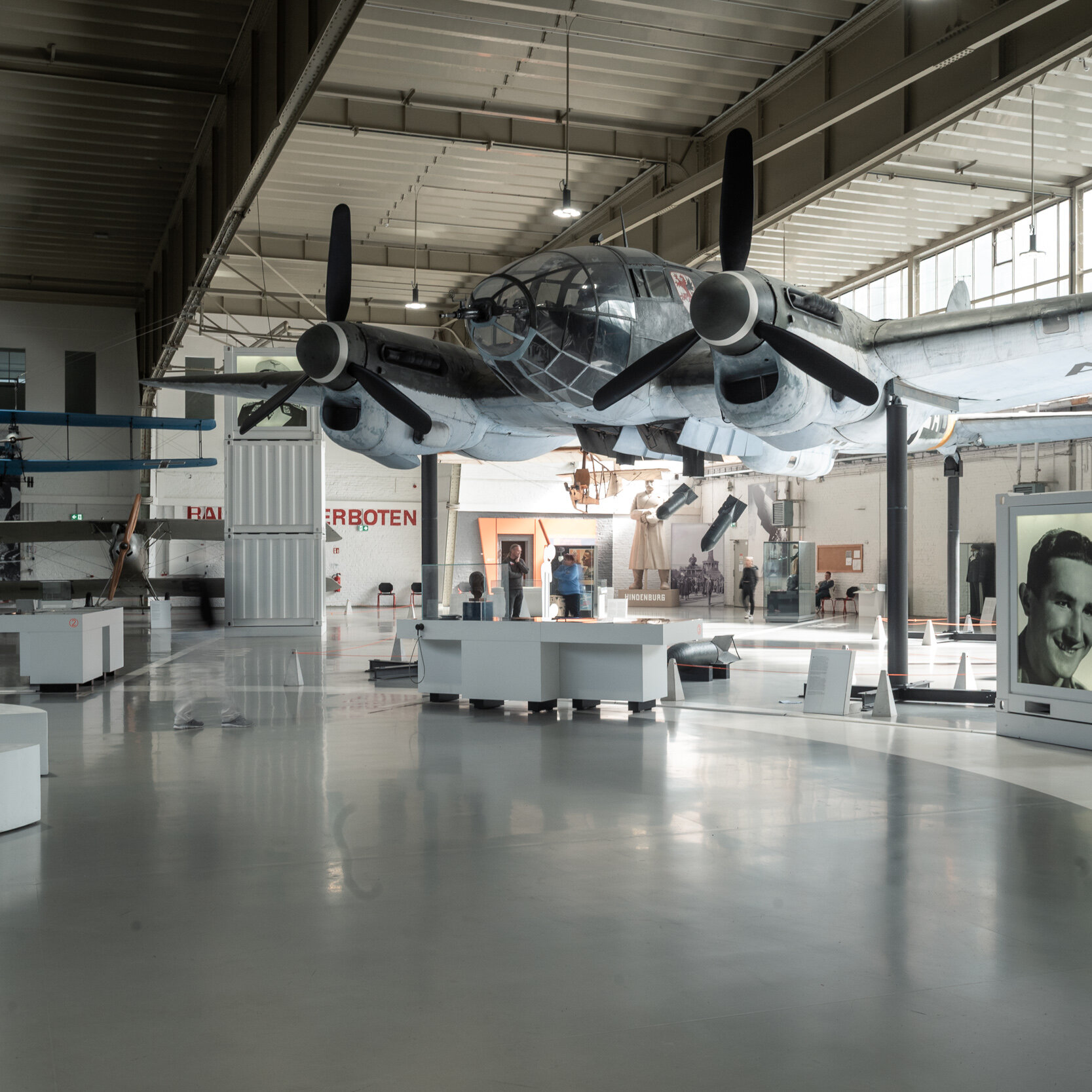 Das Bild zeigt eine CASA C-2.111B, ein spanischer Lizenzbau der Heinkel He 111, in der Dauerausstellung, aufgeständert in der Bildmitte. 