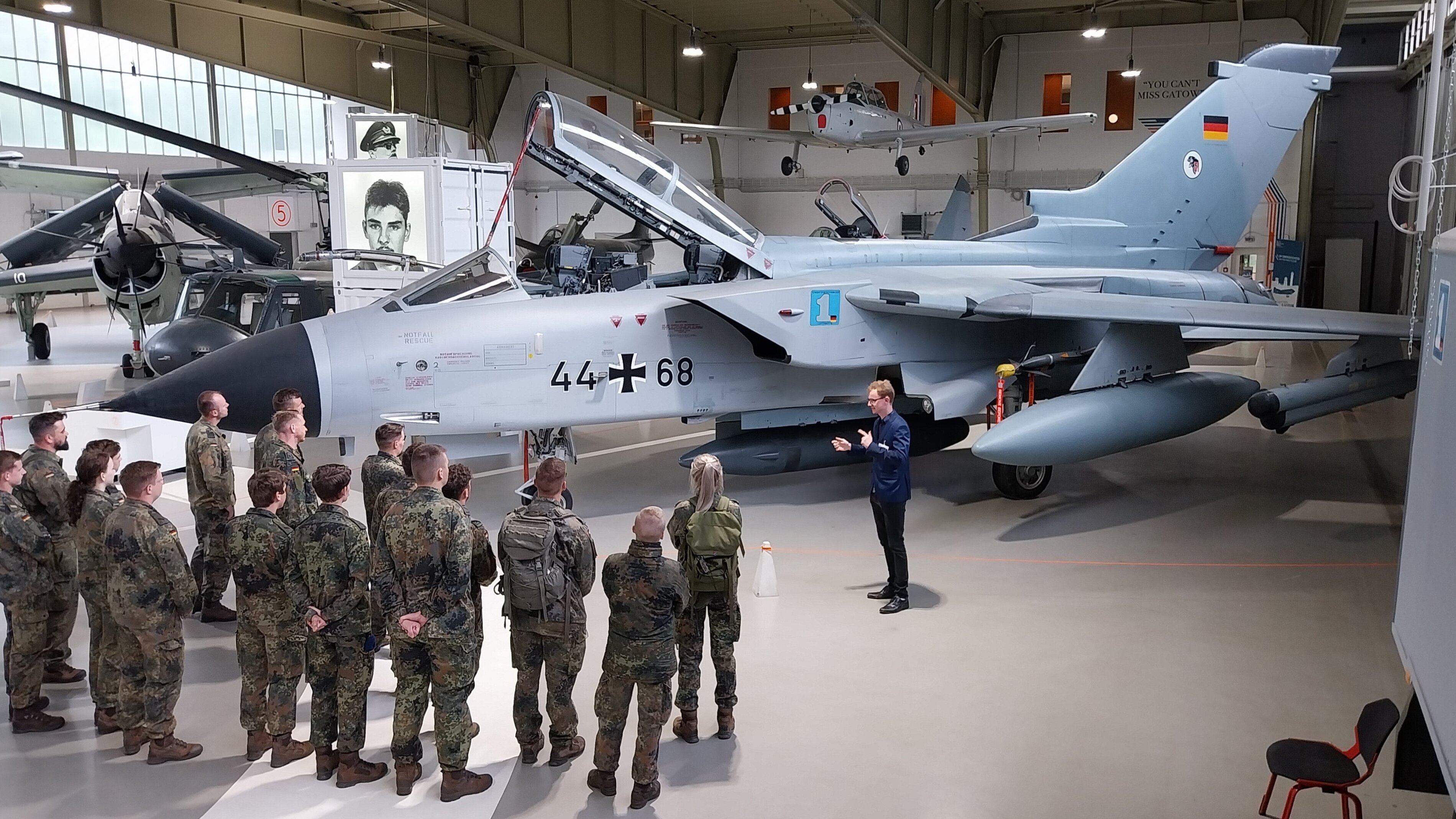 Das Bild zeigt eine Besuchergruppe vor einem PA-200 Kampfjet in der Dauerausstellung des MHMBw Flugplatz Berlin-Gatow. 
