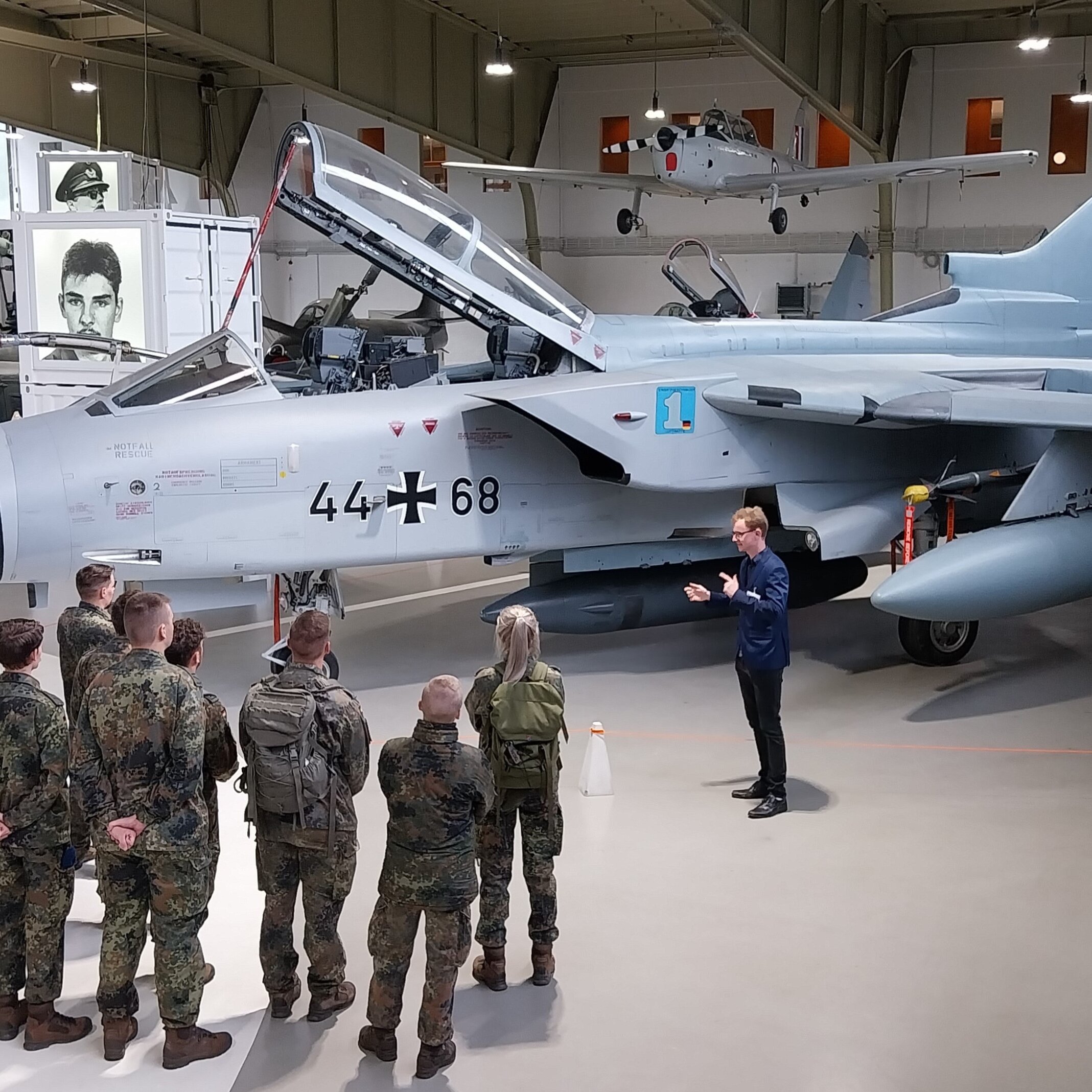 Das Bild zeigt eine Besuchergruppe vor einem PA-200 Kampfjet in der Dauerausstellung des MHMBw Flugplatz Berlin-Gatow. 