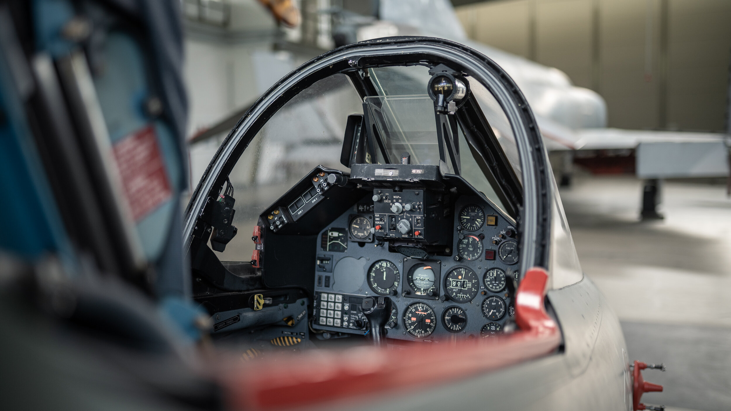 Blick in das geöffnete Cockpit eines Aero L-39 Albatros mit analogem Instrumentenbrett und Schleudersitz. 