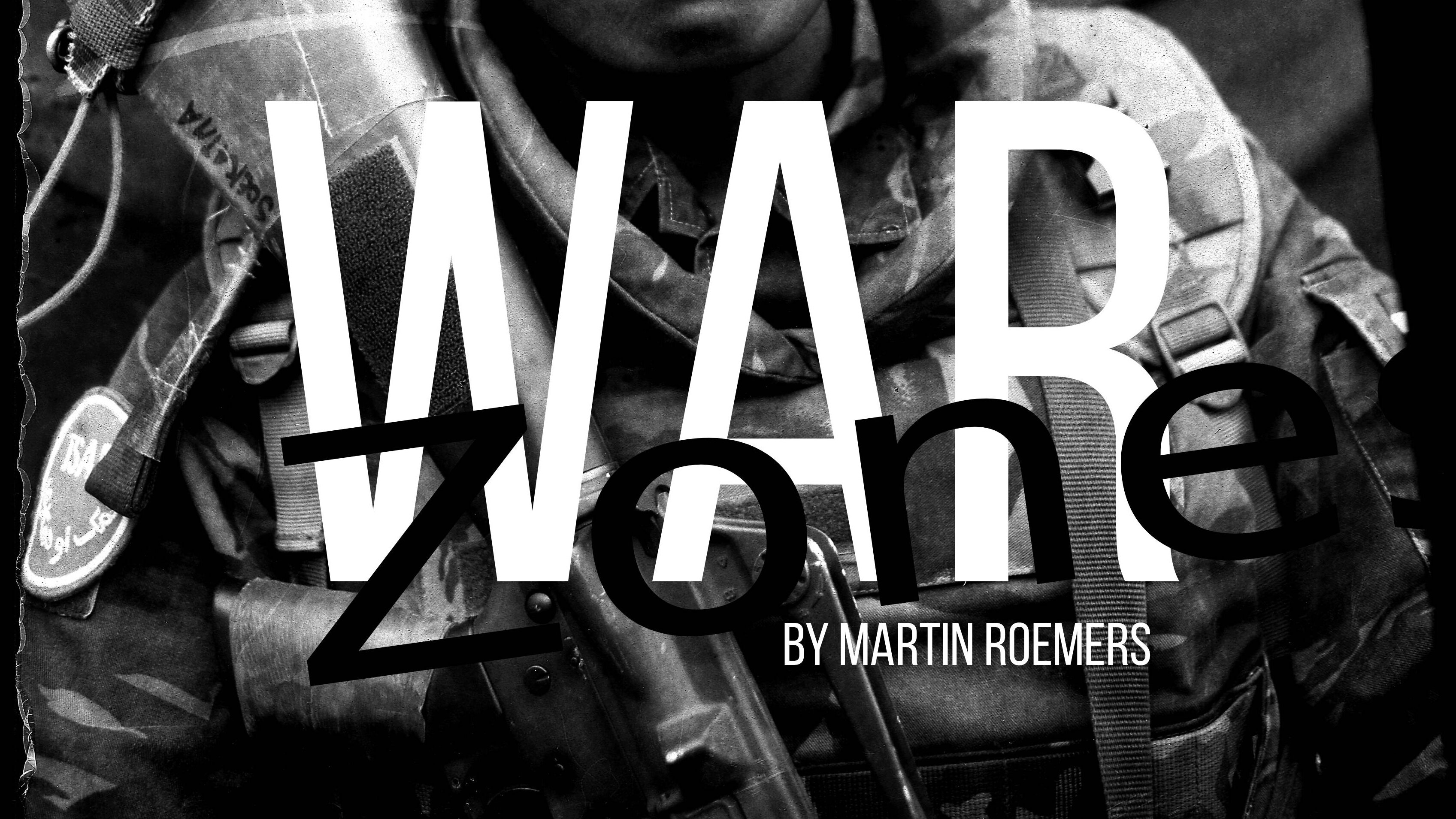 Schwarz-Weiß-Porträt eines jungen Soldaten, People of Color, in Uniform und mit Gewehr vor dunklem Hintergrund, im Vordergrund ist "WAR ZONES" zu lesen.