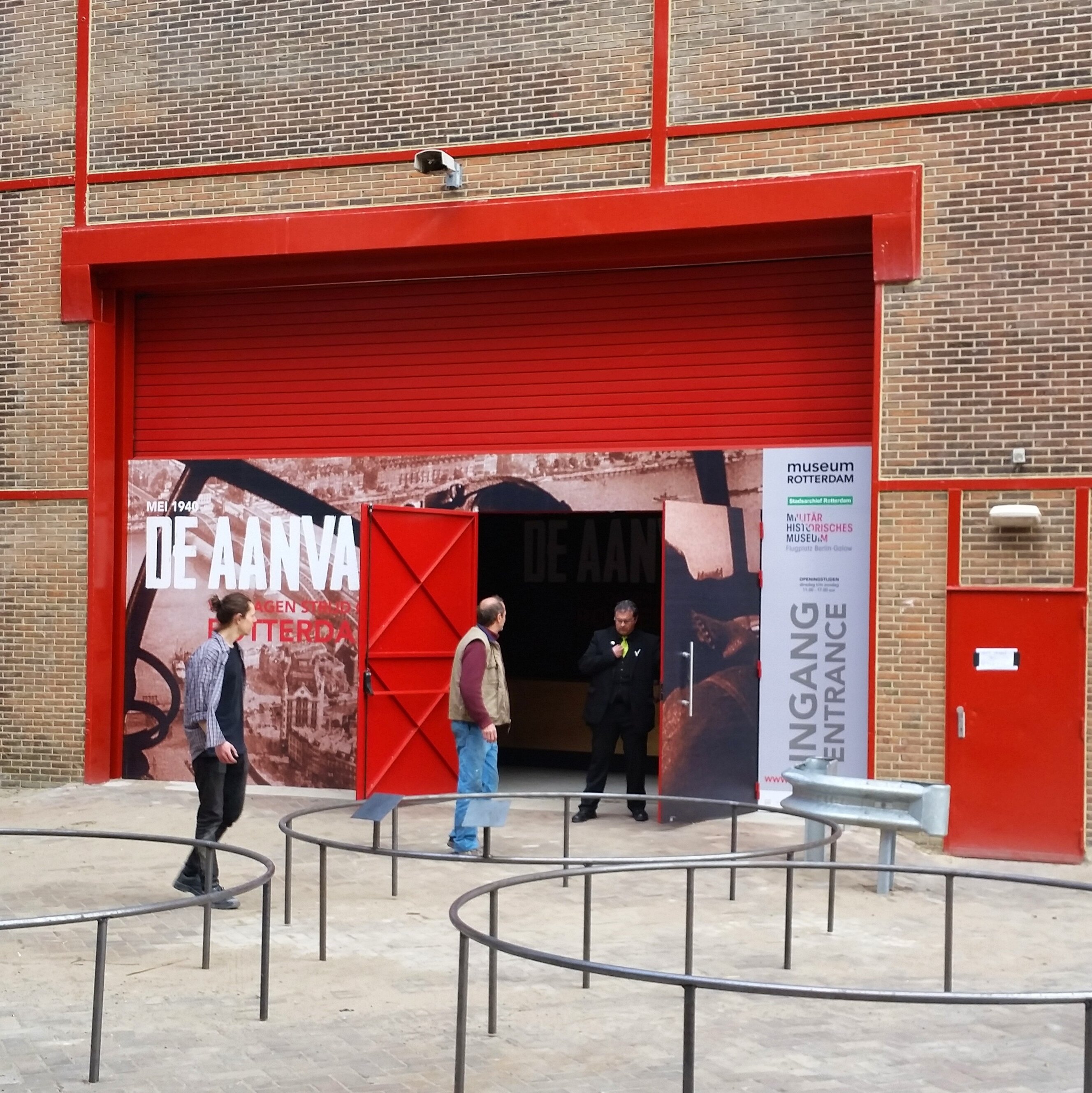 Eingang zur Ausstellung „De Aanval“ in Rotterdam.