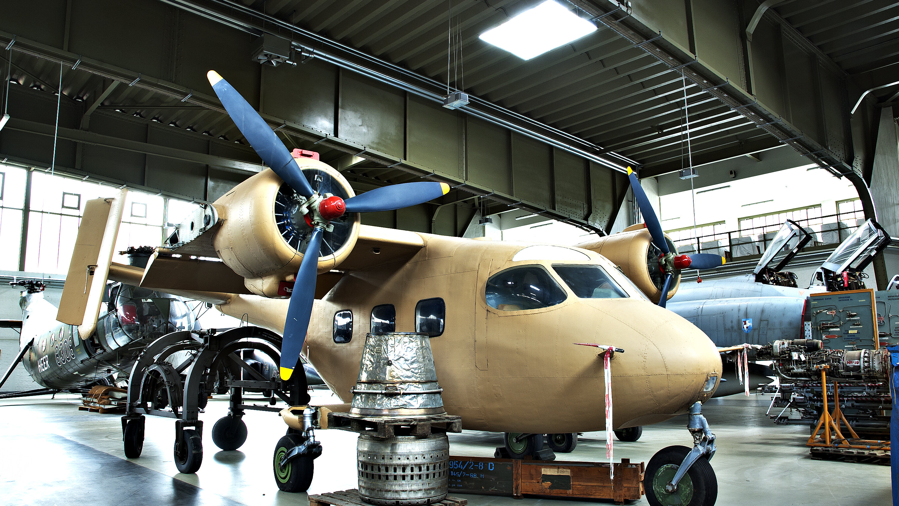Das Flugzeug steht ohne Tragflächen im Depot. 