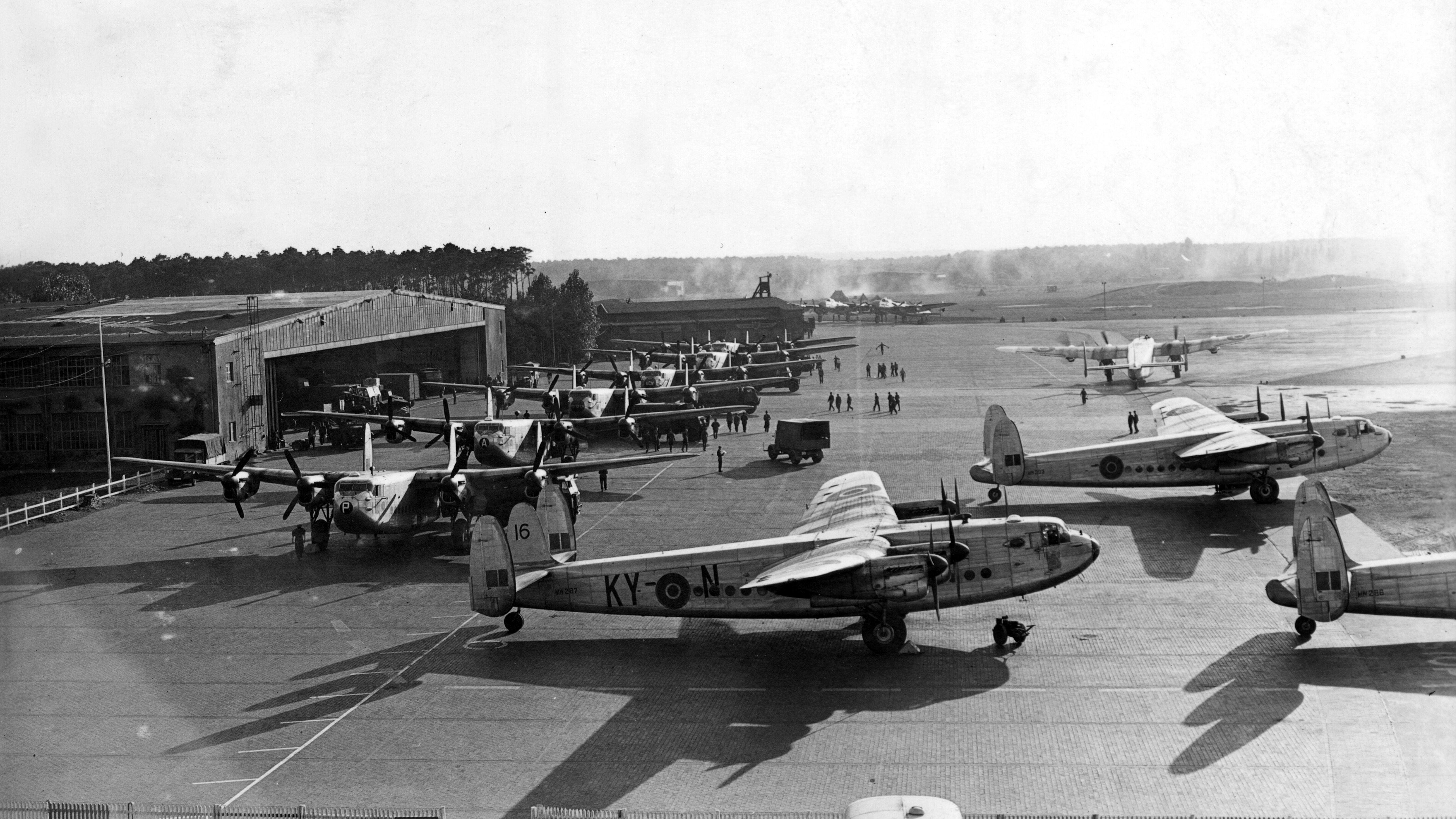 Blick vom Tower auf das Vorfeld und den Hangar 4 mit zahlreichen Avro Yorks im Vordergrund. 