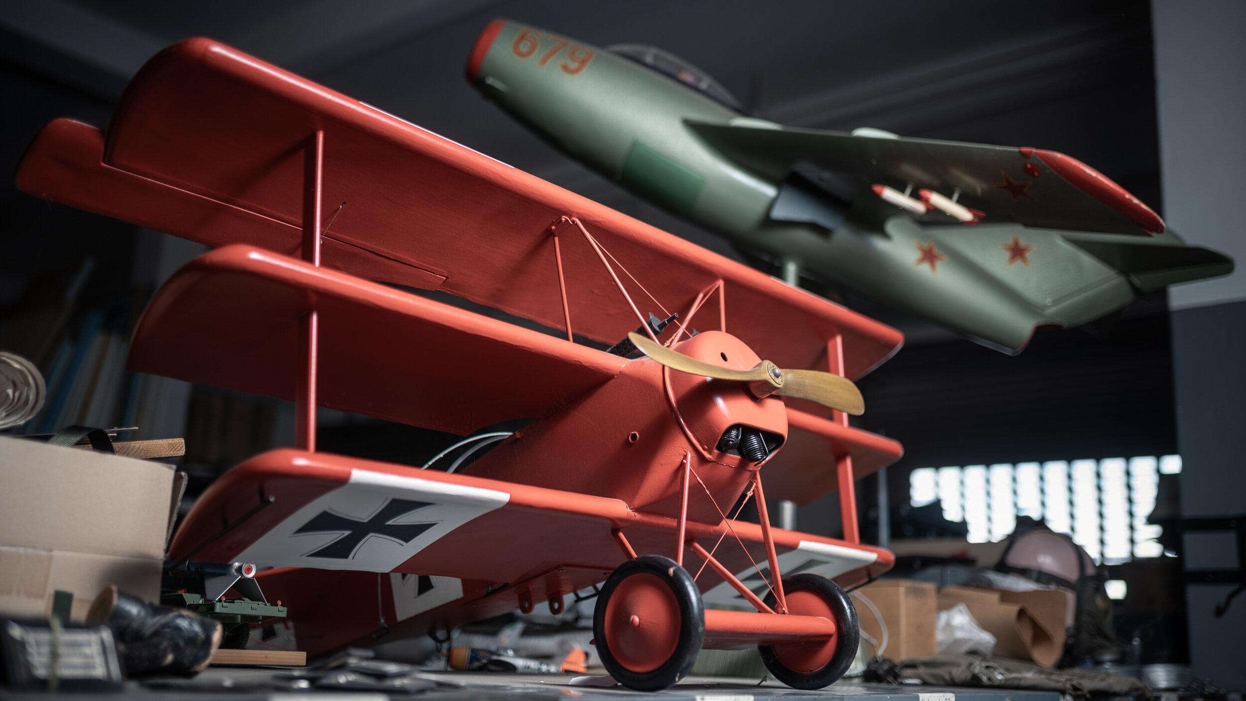 Zwei große Flugzeugmodelle aus der Sammlung des Militärhistorischen Museums der Bundeswehr – Flugplatz Berlin-Gatow. 