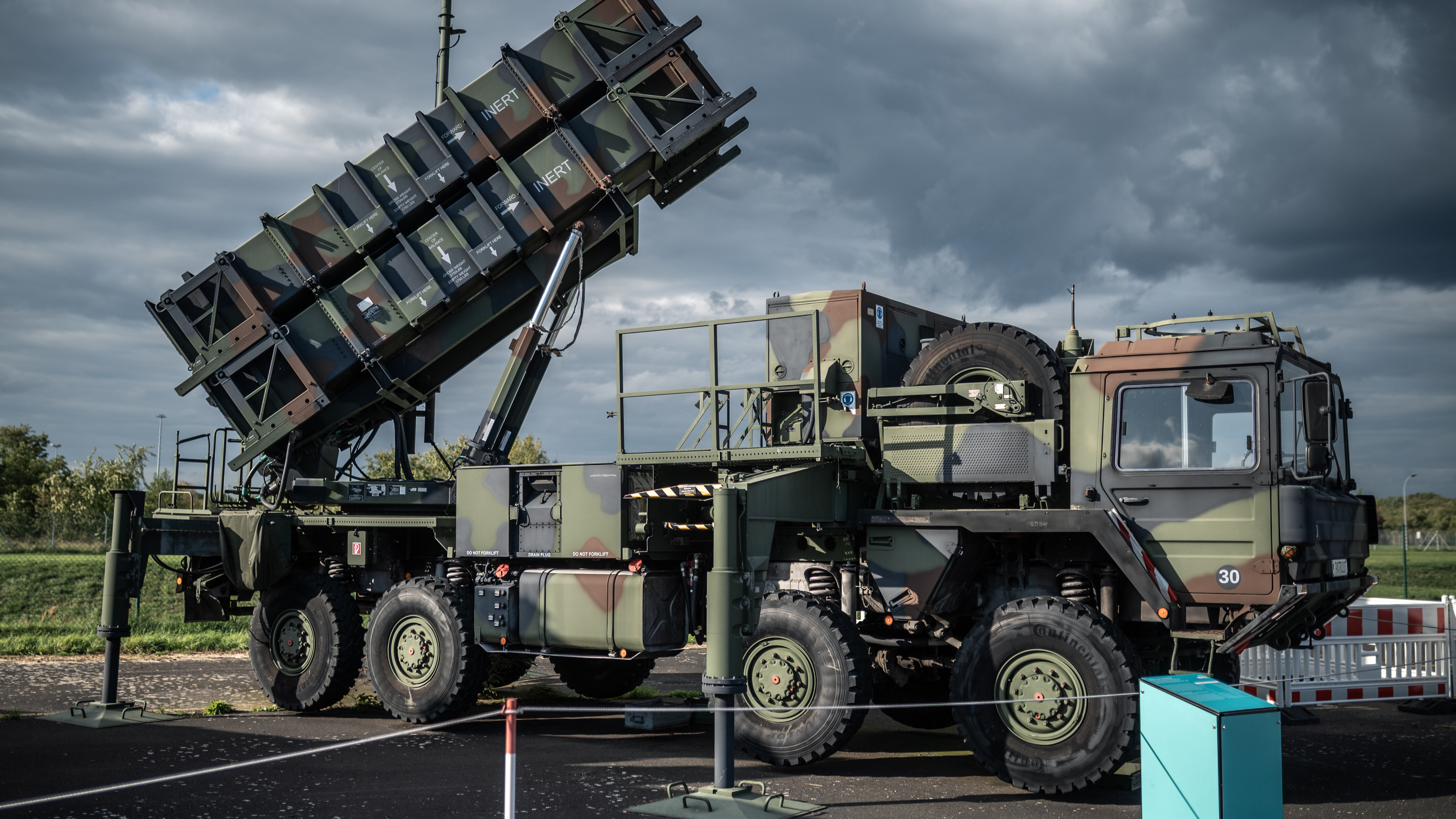 Militärfahrzeug mit aufgerichtetem Raketen-/Flugkörper-Startbehälter des Waffensystems PATRIOT auf dem Museumsgelände. 