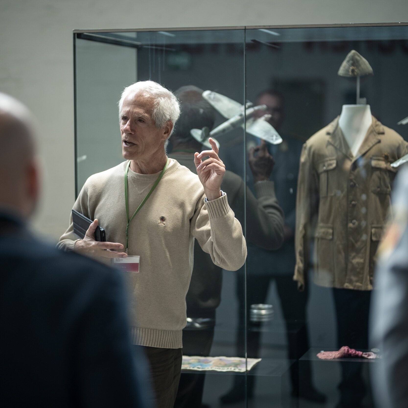 Ein Guide vor einer Vitrine in der Dauerausstellung des MHM Berlin-Gatow. 