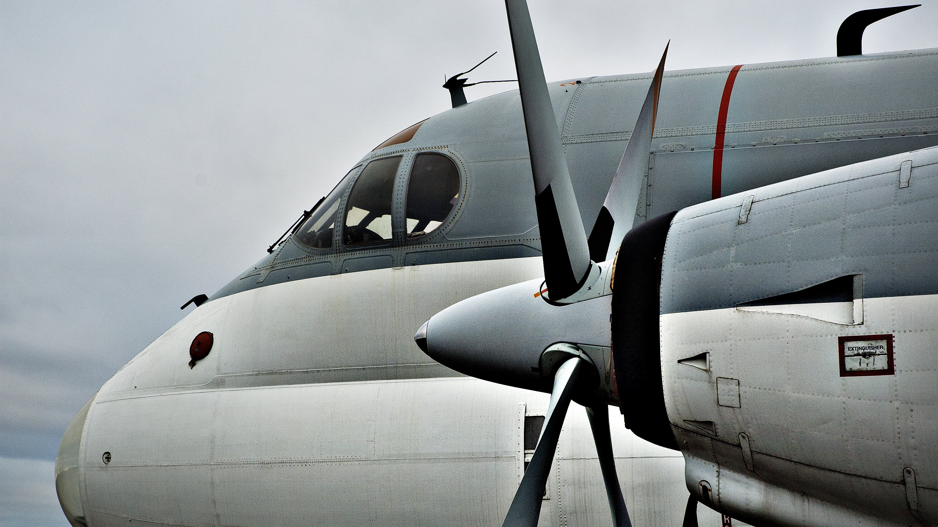 Nahaufnahme von Cockpit und Propellertriebwerk des Flugzeugs Breguet Atlantique; von links fotografiert. 