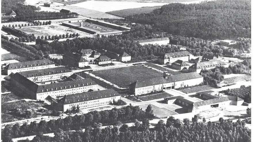 Zu erkennen sind der Haupteingang, die Luftkriegsschule und dahinter der Flugplatz. 