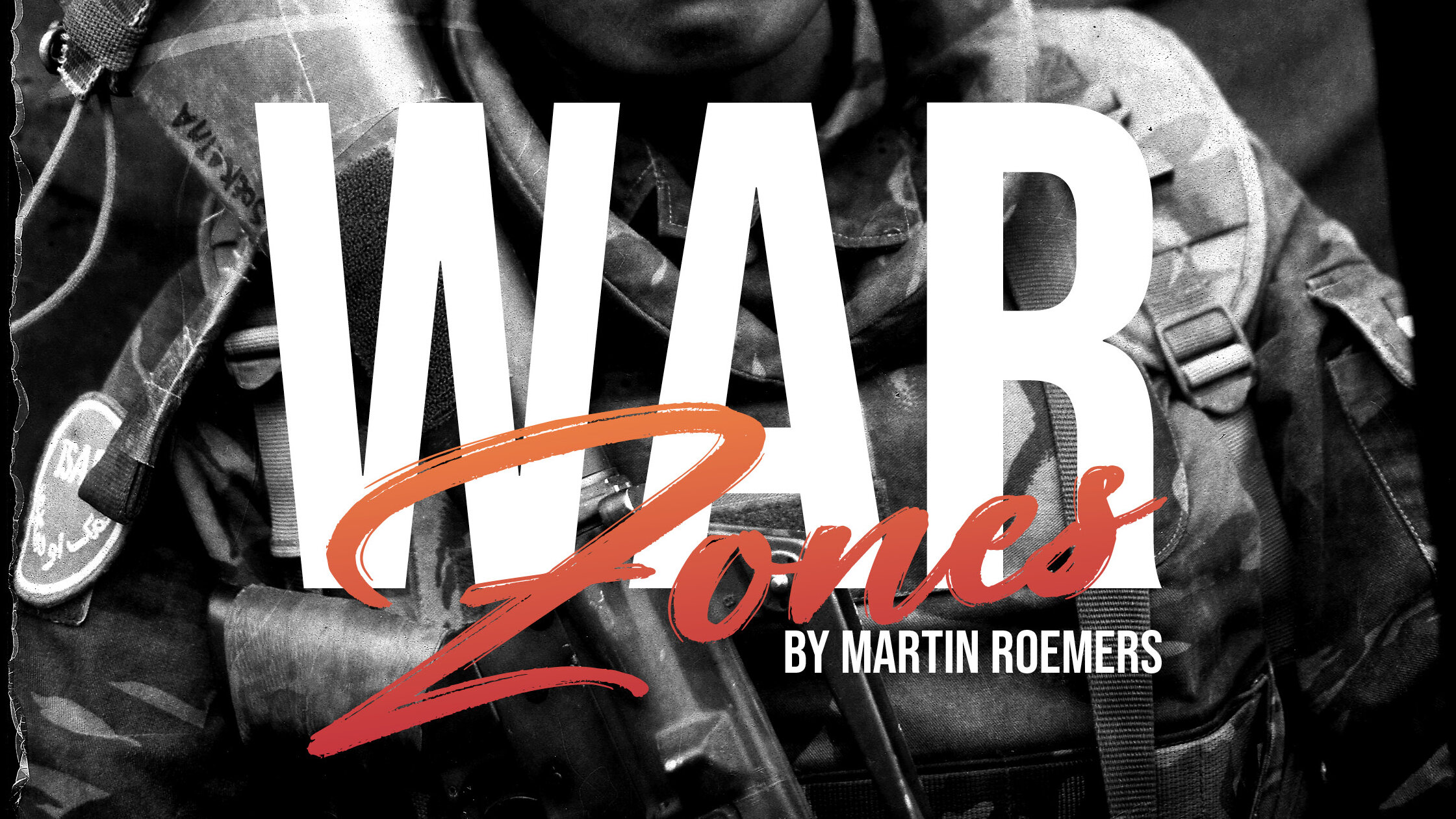 Das Plakat zur Fotoausstellung "WARZONES" zeigt einen jungen Soldaten mit Waffe.