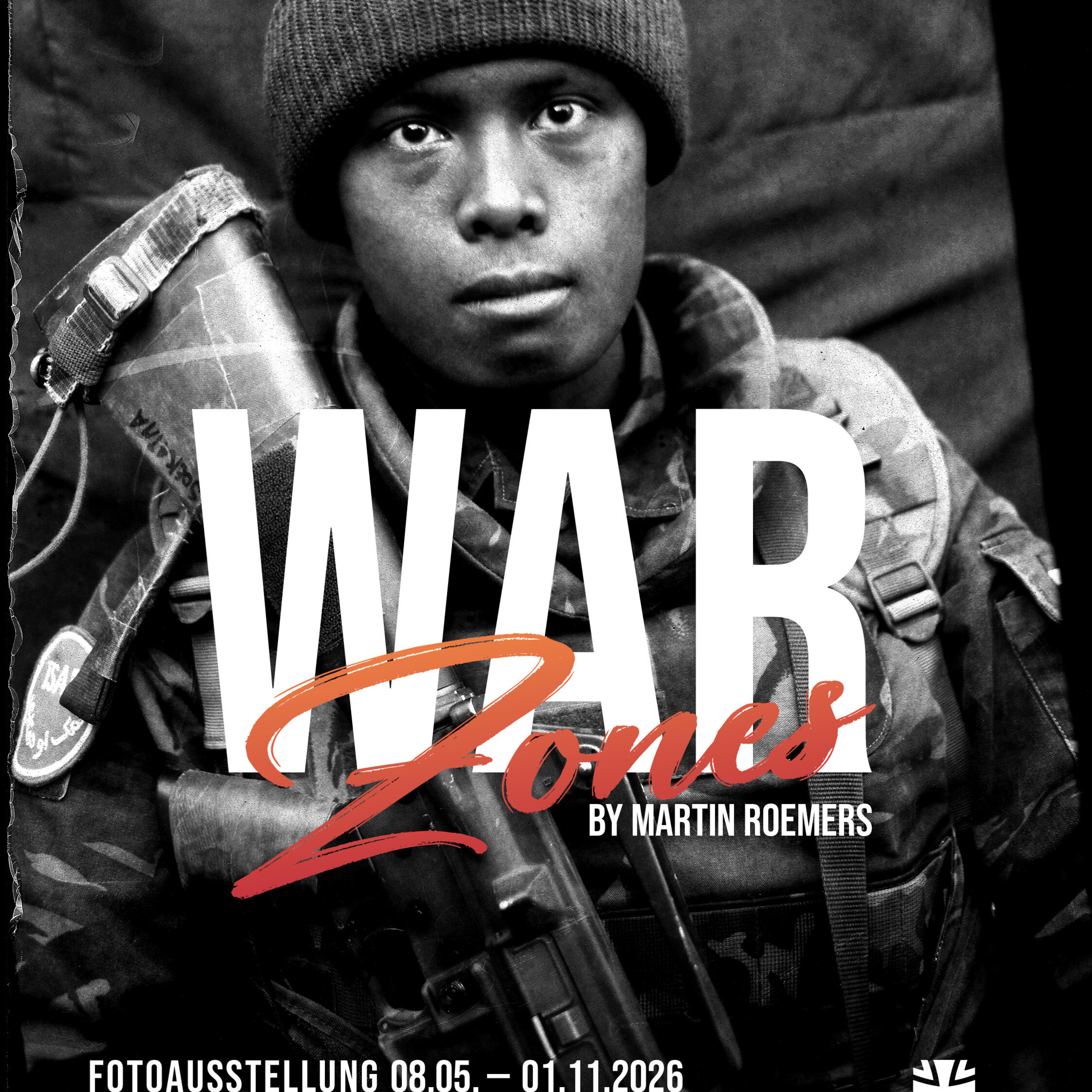 Das Plakat zur Fotoausstellung "WARZONES" zeigt einen jungen Soldaten mit Waffe.