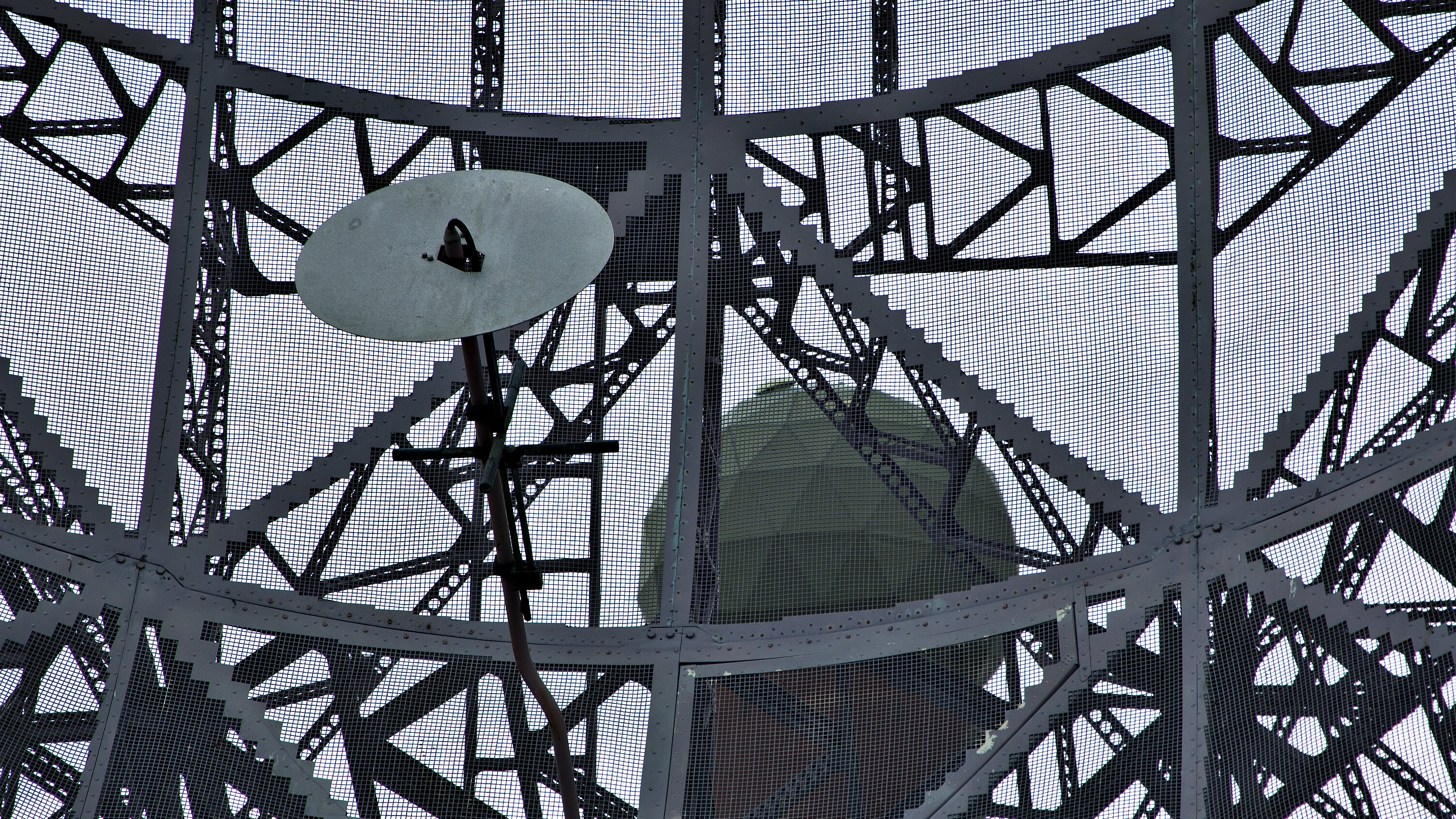 Detailaufnahme vom Radarschirm des Funkmessgeräts 65; im Hintergrund eines der vor Hangar 4 befindlichen Radome. 