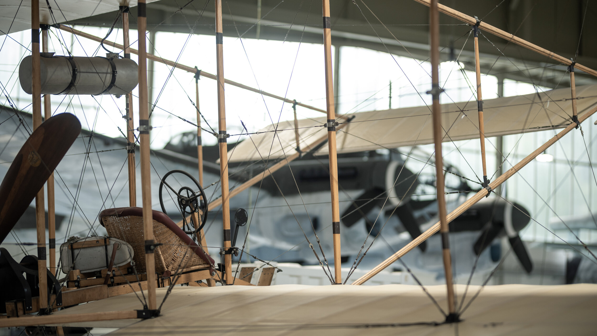 Detailaufnahme mit Pilotensitz und Strebwerk einer französischen Farman III. Im Hintergrund die CASA C-2.111B. 
