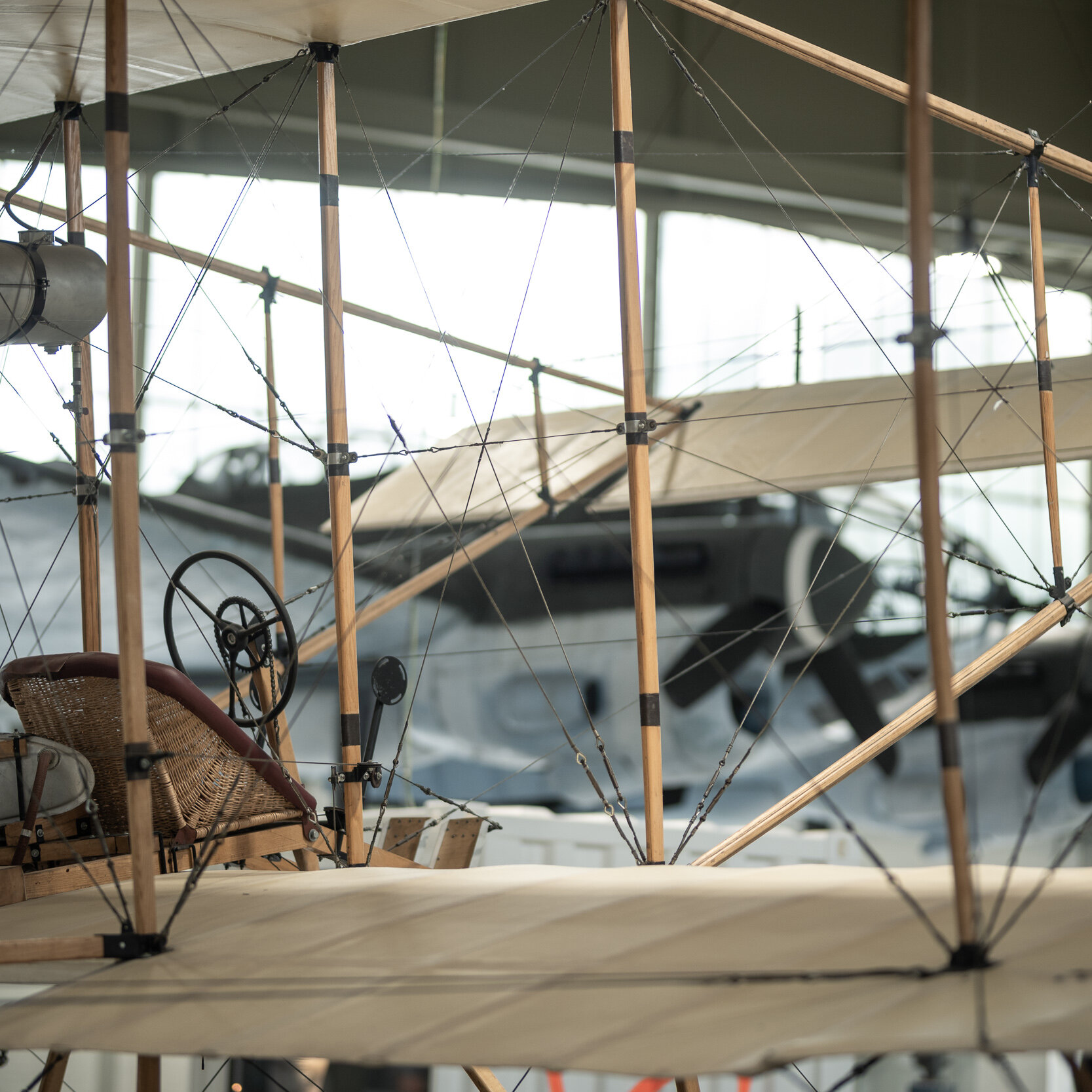 Detailaufnahme mit Pilotensitz und Strebwerk einer französischen Farman III. Im Hintergrund die CASA C-2.111B. 