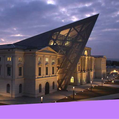Zu sehen ist das Militärhistorische Museum bei Nacht.